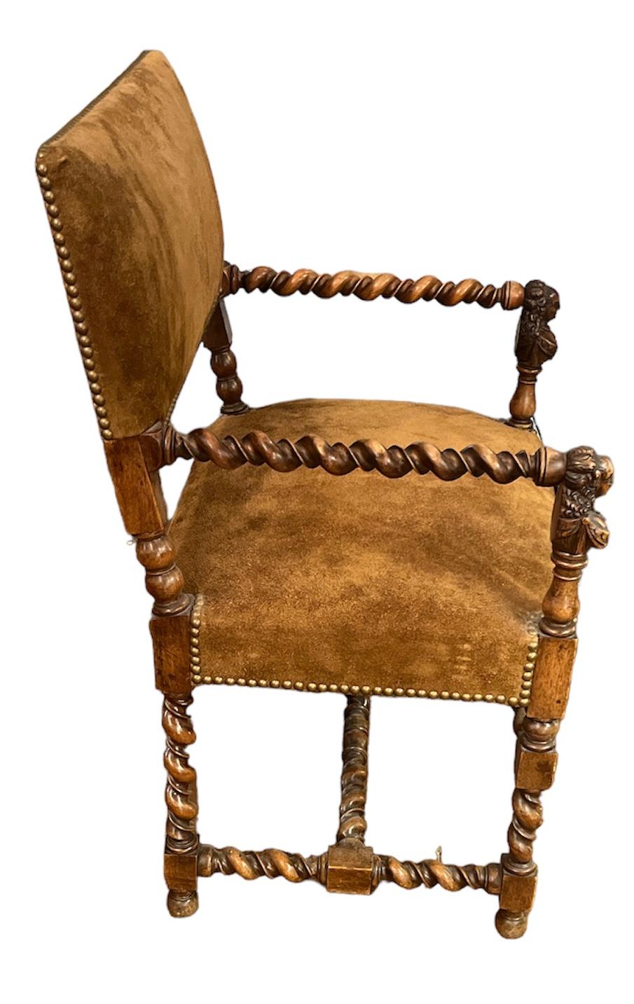 Paire de chaises à accoudoirs en orge et daim, sculptées à la main, du 19e siècle. 
Les bras sont sculptés d'une figure de femme à l'avant.  Les bras et les jambes sont sculptés en torsion. Le cuir est en très bon état. 
