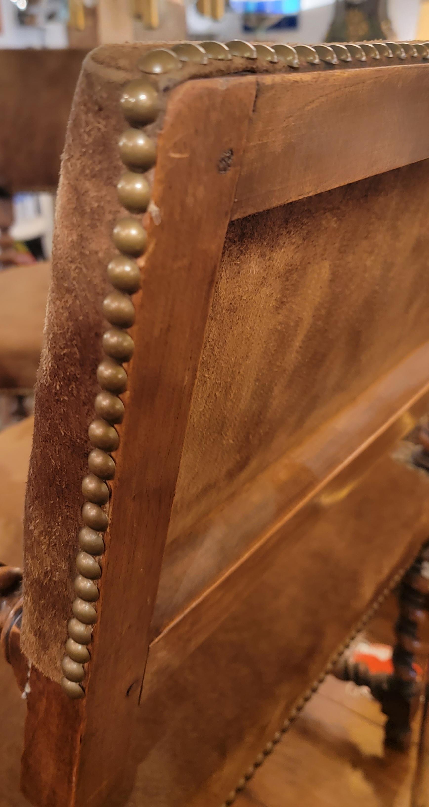 Cuir Paire de chaises à accoudoirs en orge et daim sculptées à la main au début du 19e siècle en vente