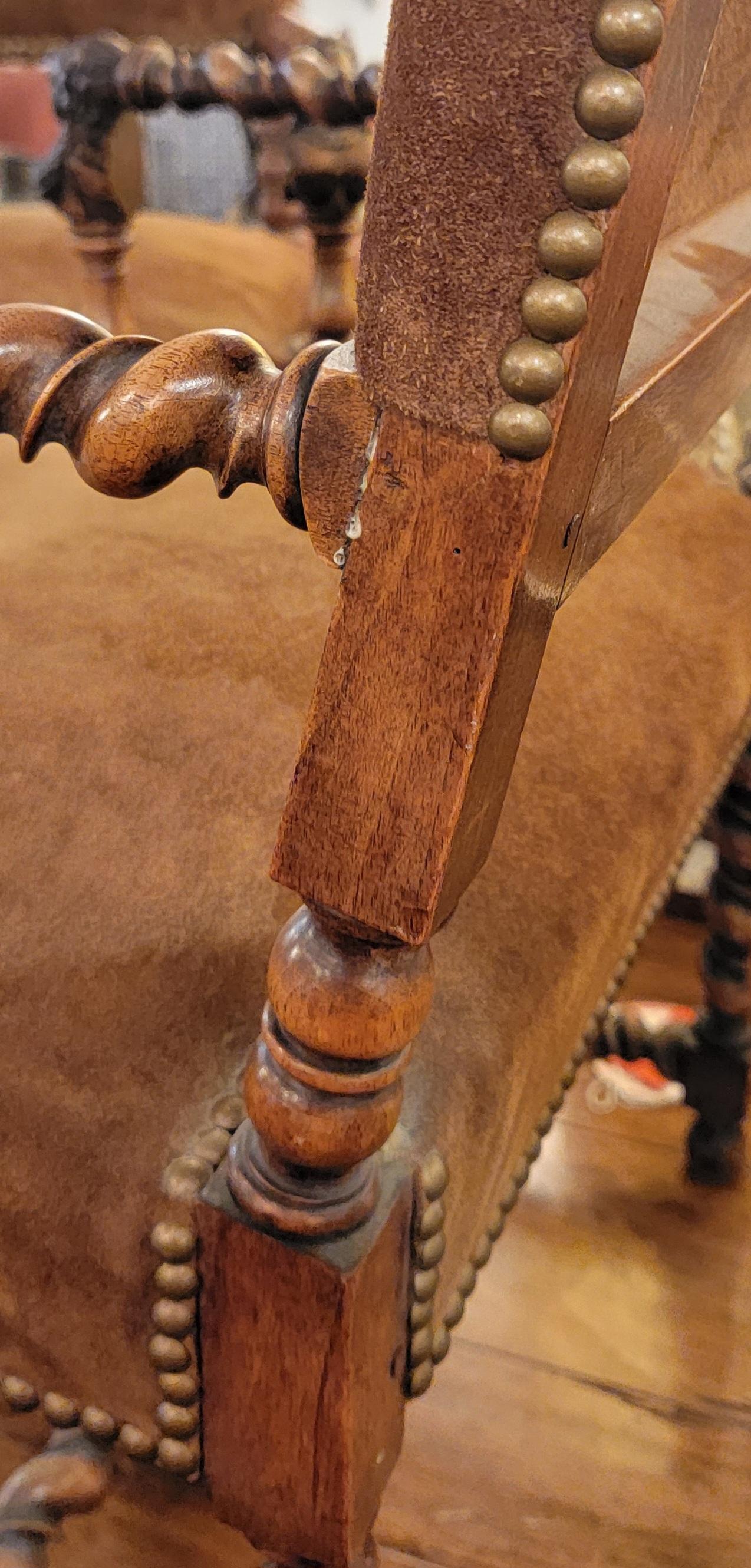 Paire de chaises à accoudoirs en orge et daim sculptées à la main au début du 19e siècle en vente 1