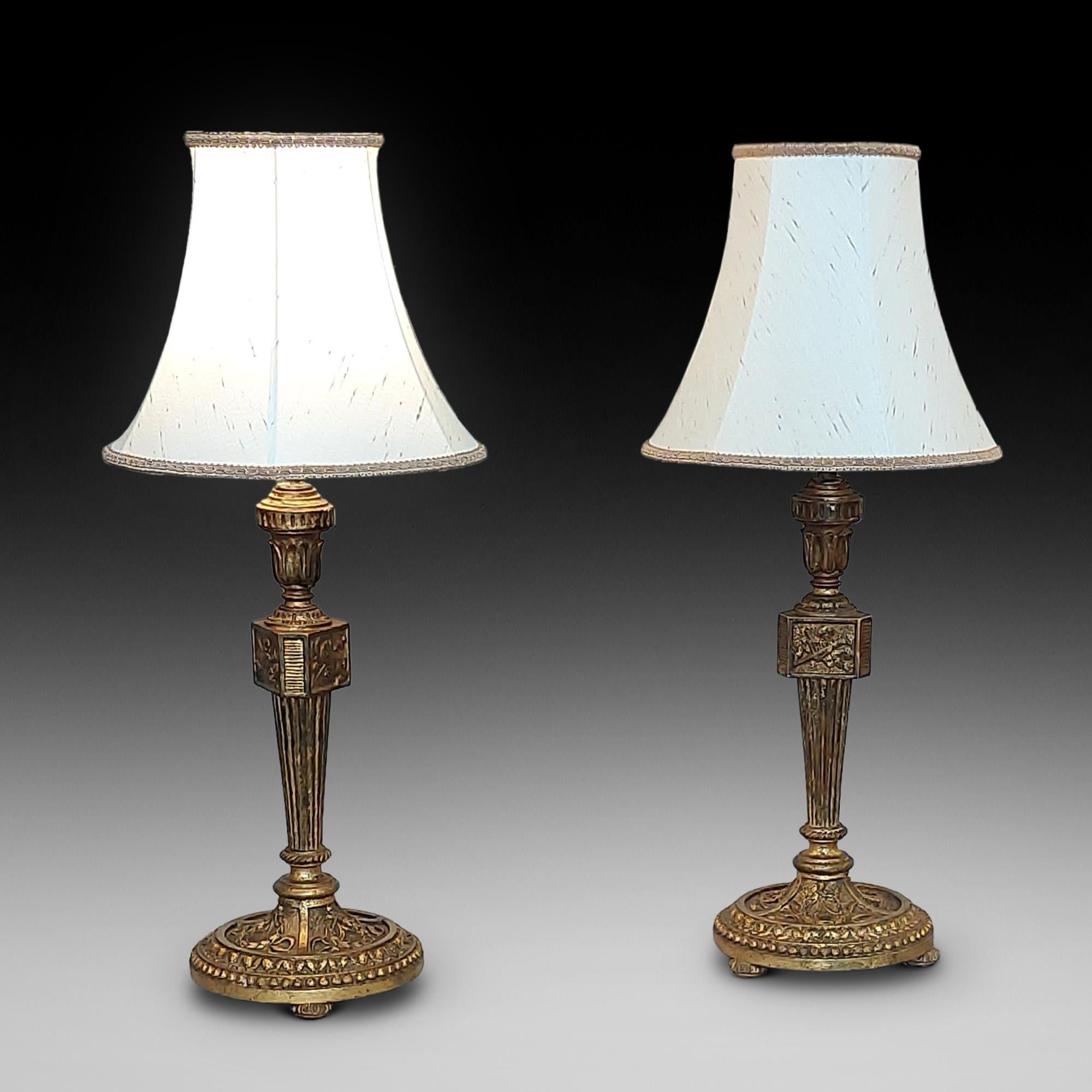 Par de candeleros Chateau franceses de madera dorada de principios del siglo XIX - con brazos y motivos superpuestos - convertidos en eléctricos - 10 