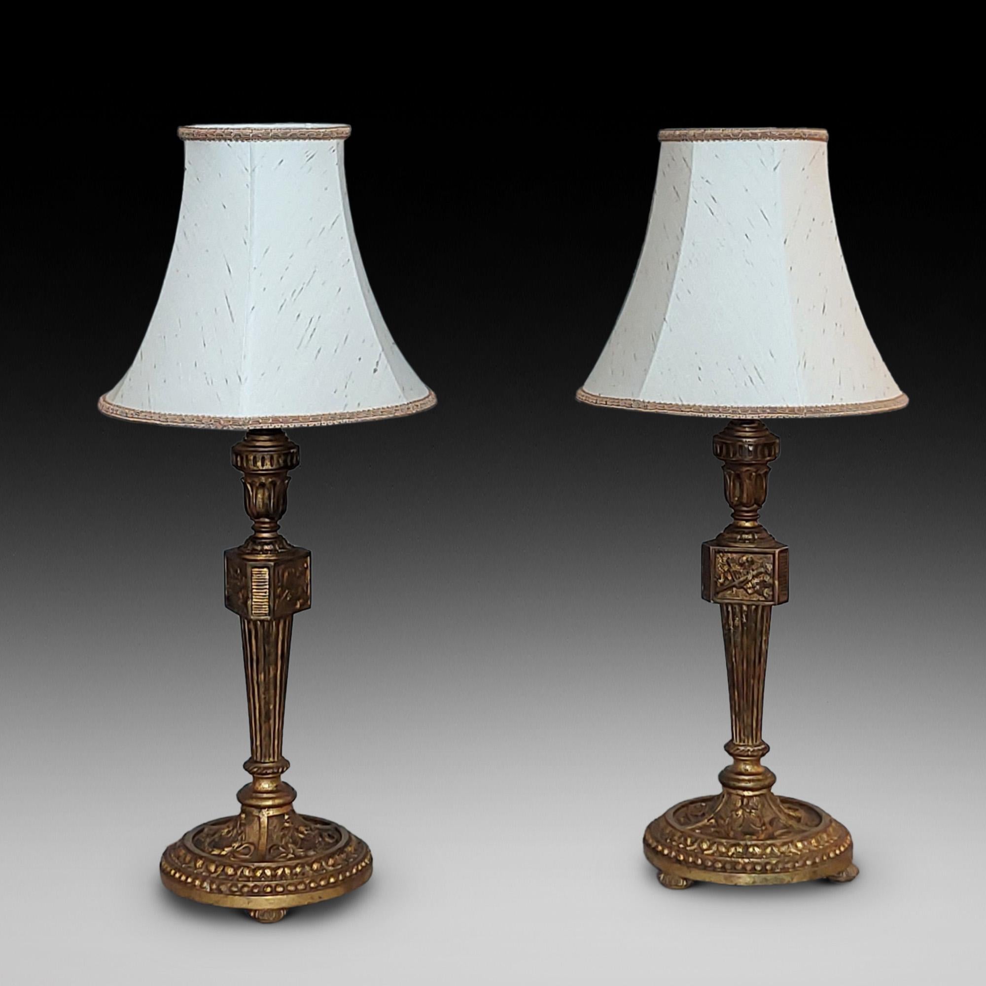 Pareja de candeleros Chateau franceses de madera dorada de principios del siglo XIX Restauración en venta