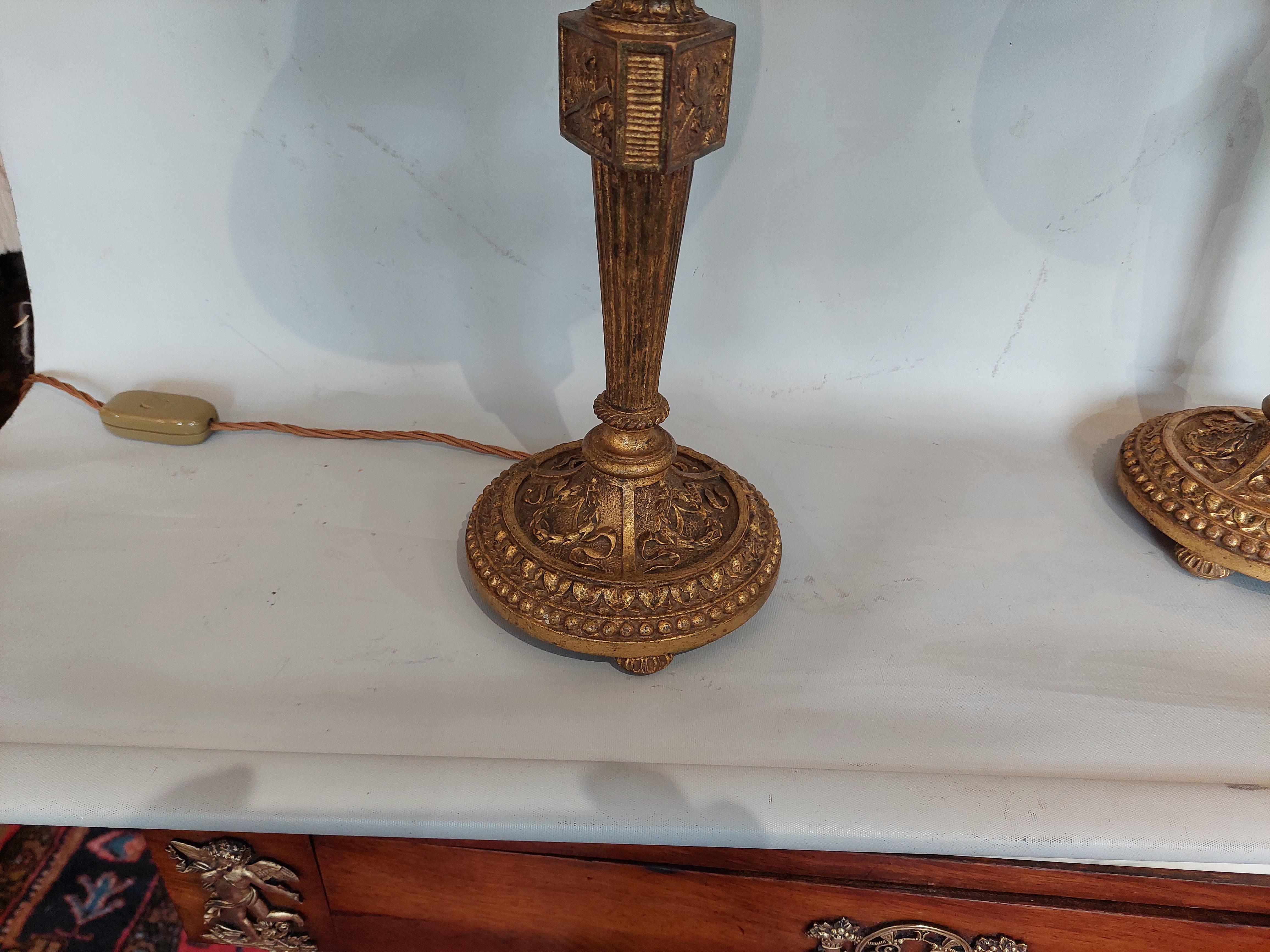 Pareja de candeleros Chateau franceses de madera dorada de principios del siglo XIX Francés en venta
