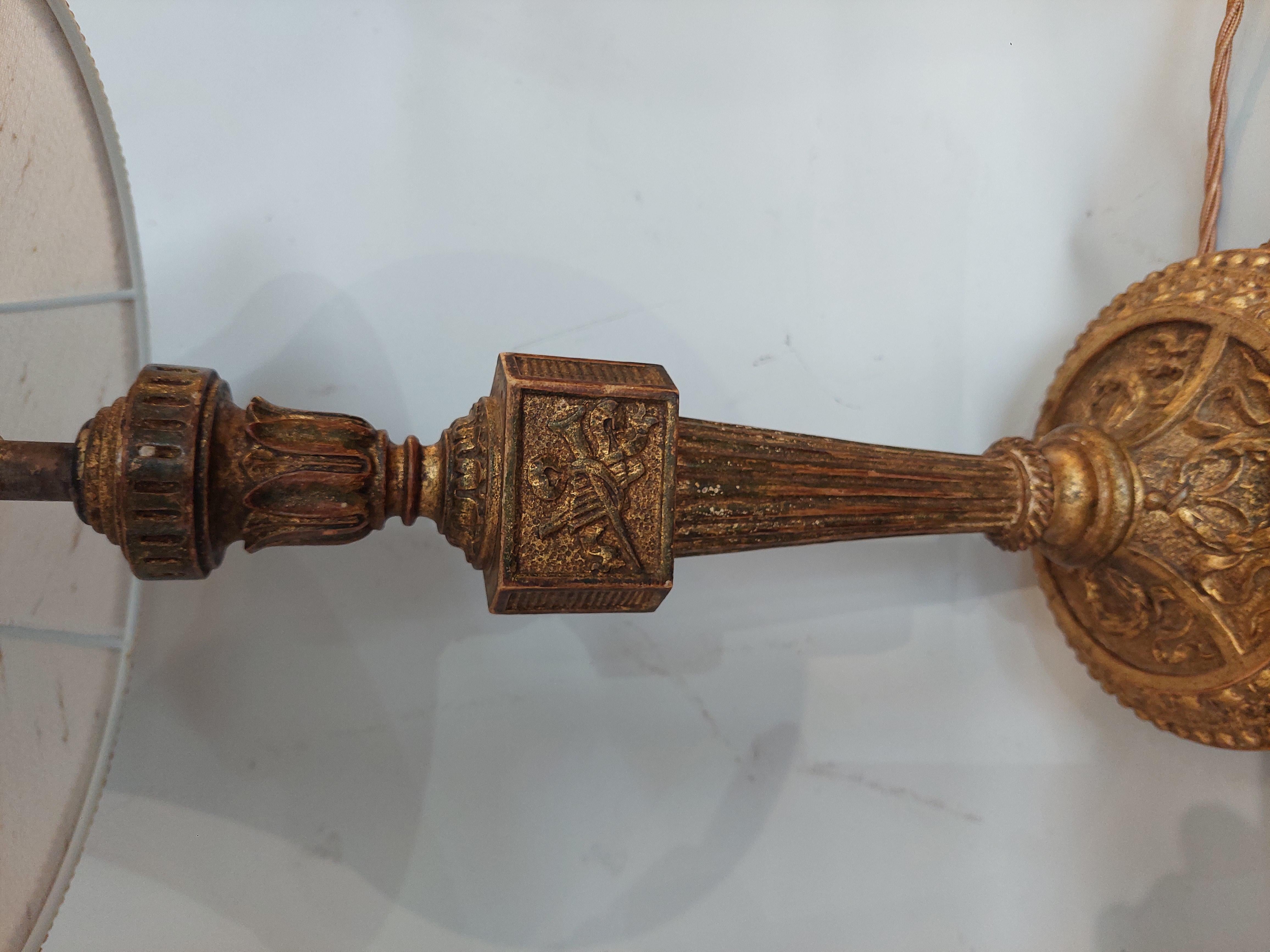 Pareja de candeleros Chateau franceses de madera dorada de principios del siglo XIX en venta 1