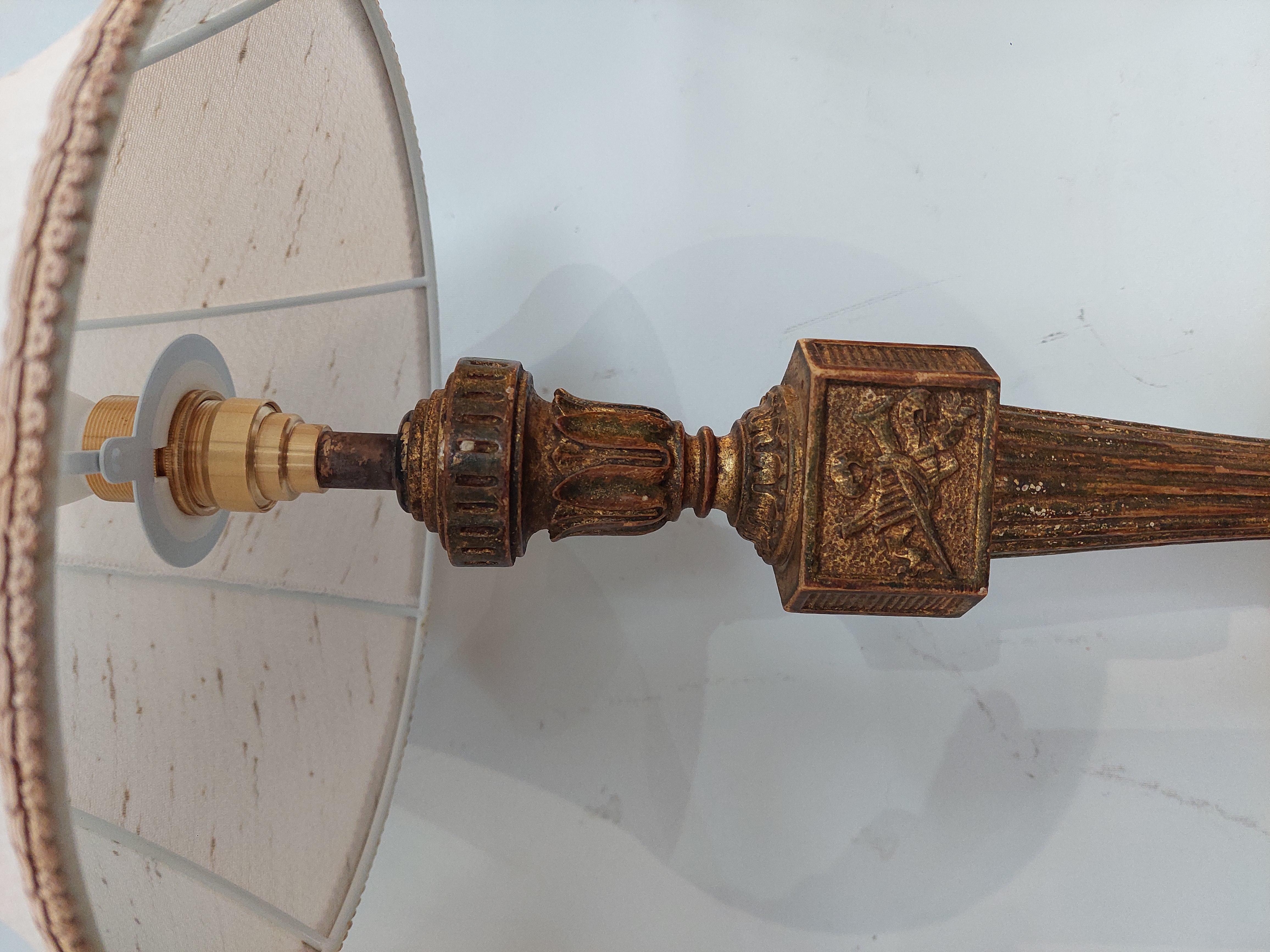 Pareja de candeleros Chateau franceses de madera dorada de principios del siglo XIX en venta 3