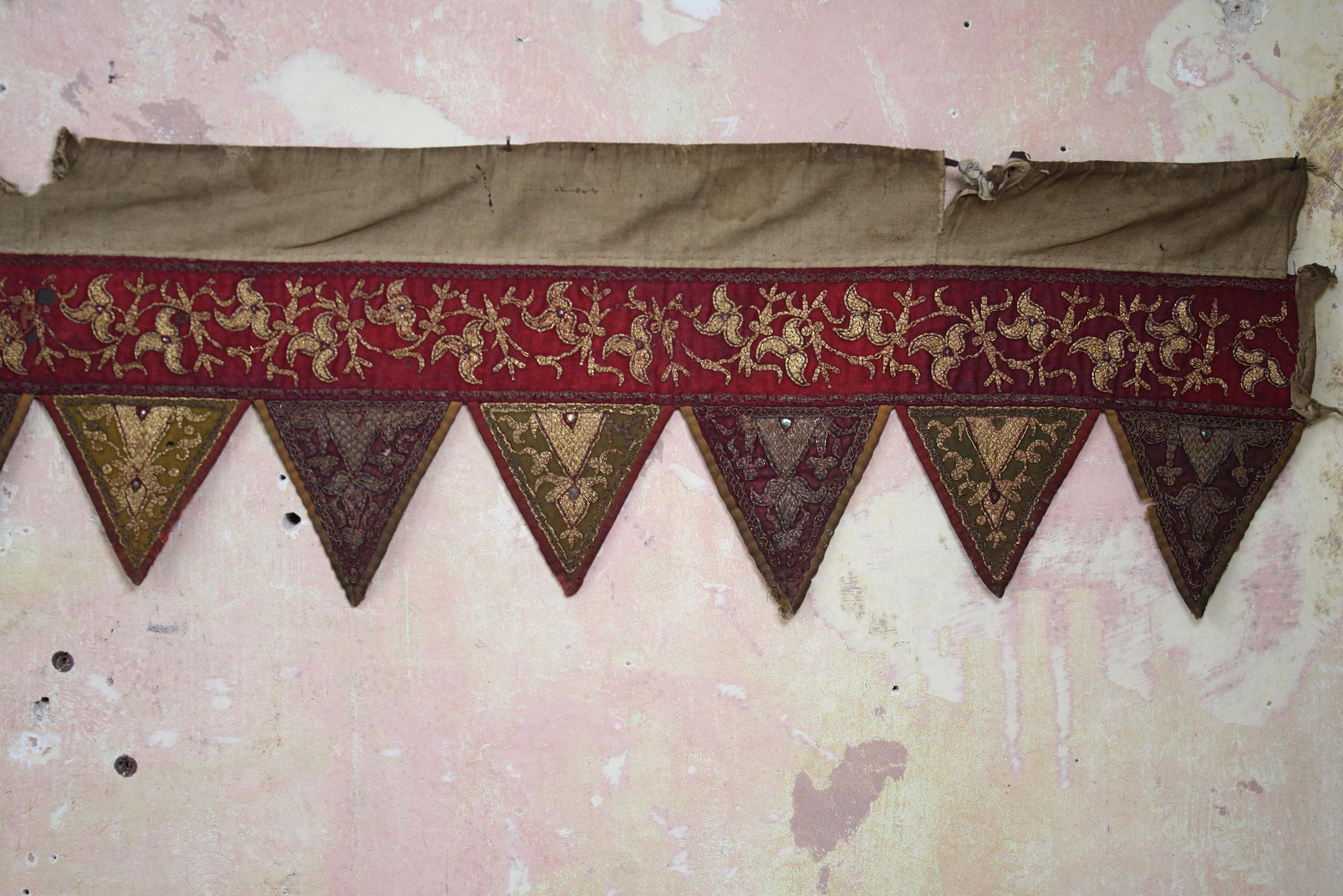 Paire de tapis de porte afghans du début du 20e siècle, ornés de bijoux et de fils d'or brodés  en vente 4