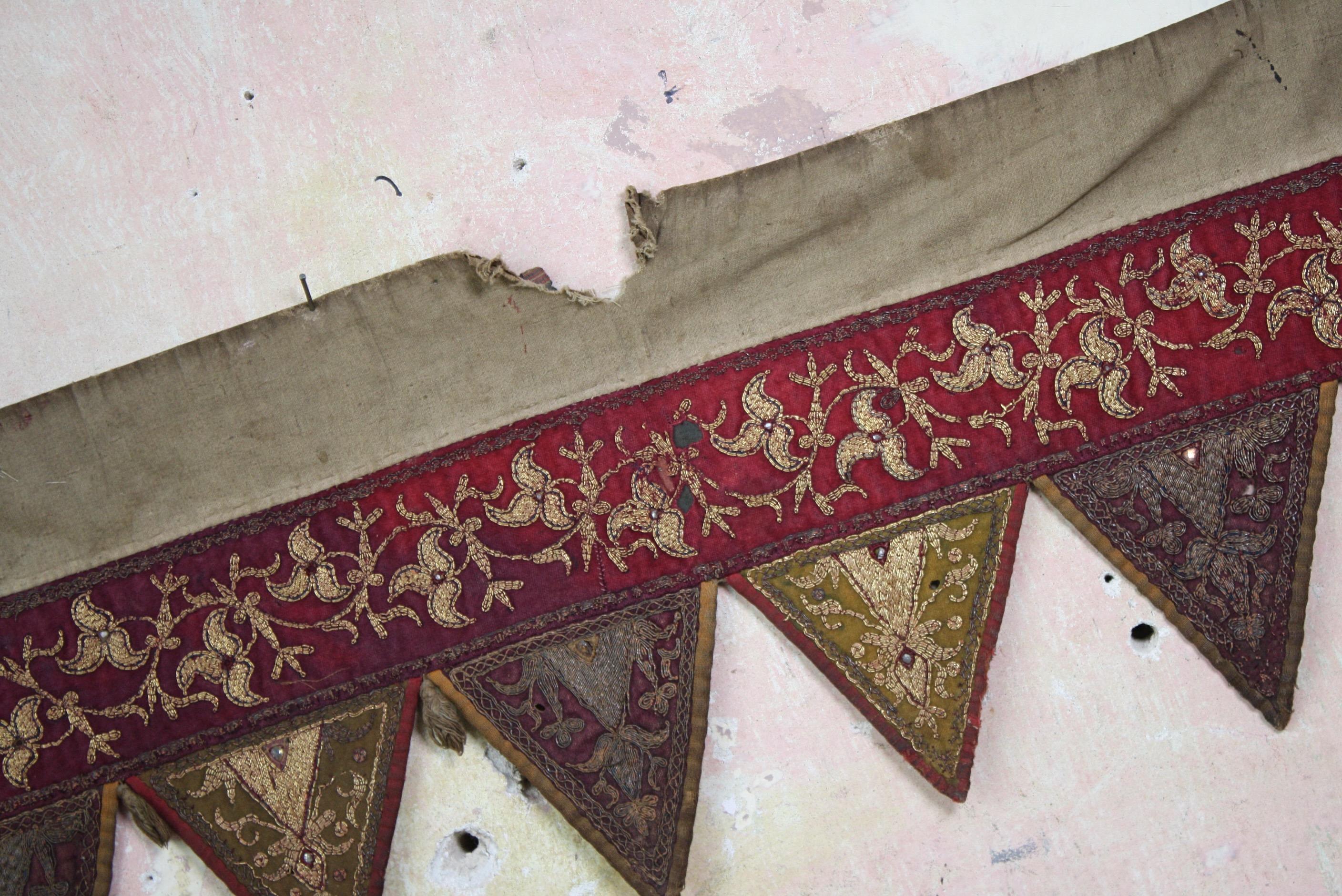 Paire de tapis de porte afghans du début du 20e siècle, ornés de bijoux et de fils d'or brodés  en vente 6