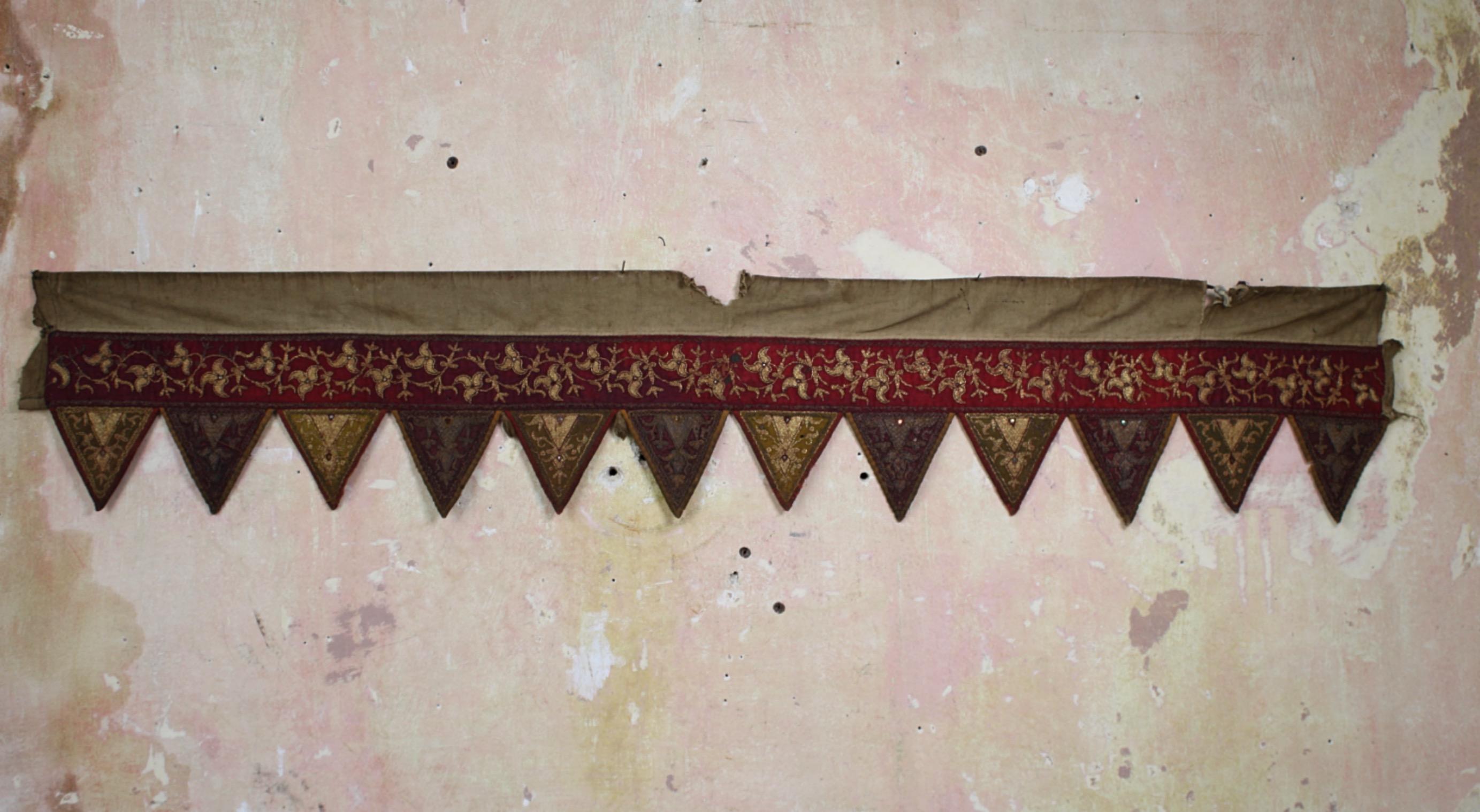 Paire de tapis de porte afghans du début du 20e siècle, ornés de bijoux et de fils d'or brodés  en vente 7