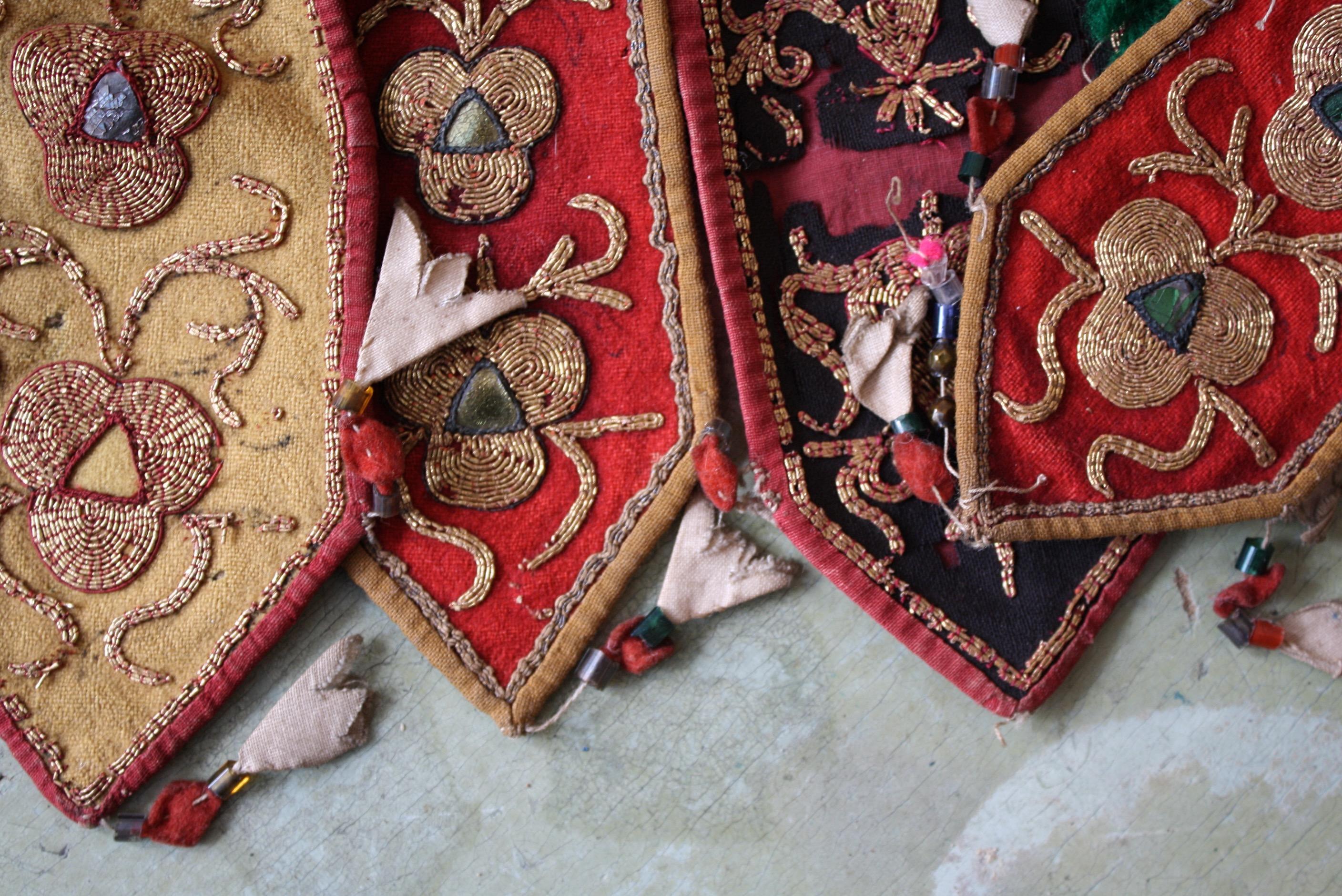 Paire de tapis de porte afghans du début du 20e siècle, ornés de bijoux et de fils d'or brodés  en vente 9