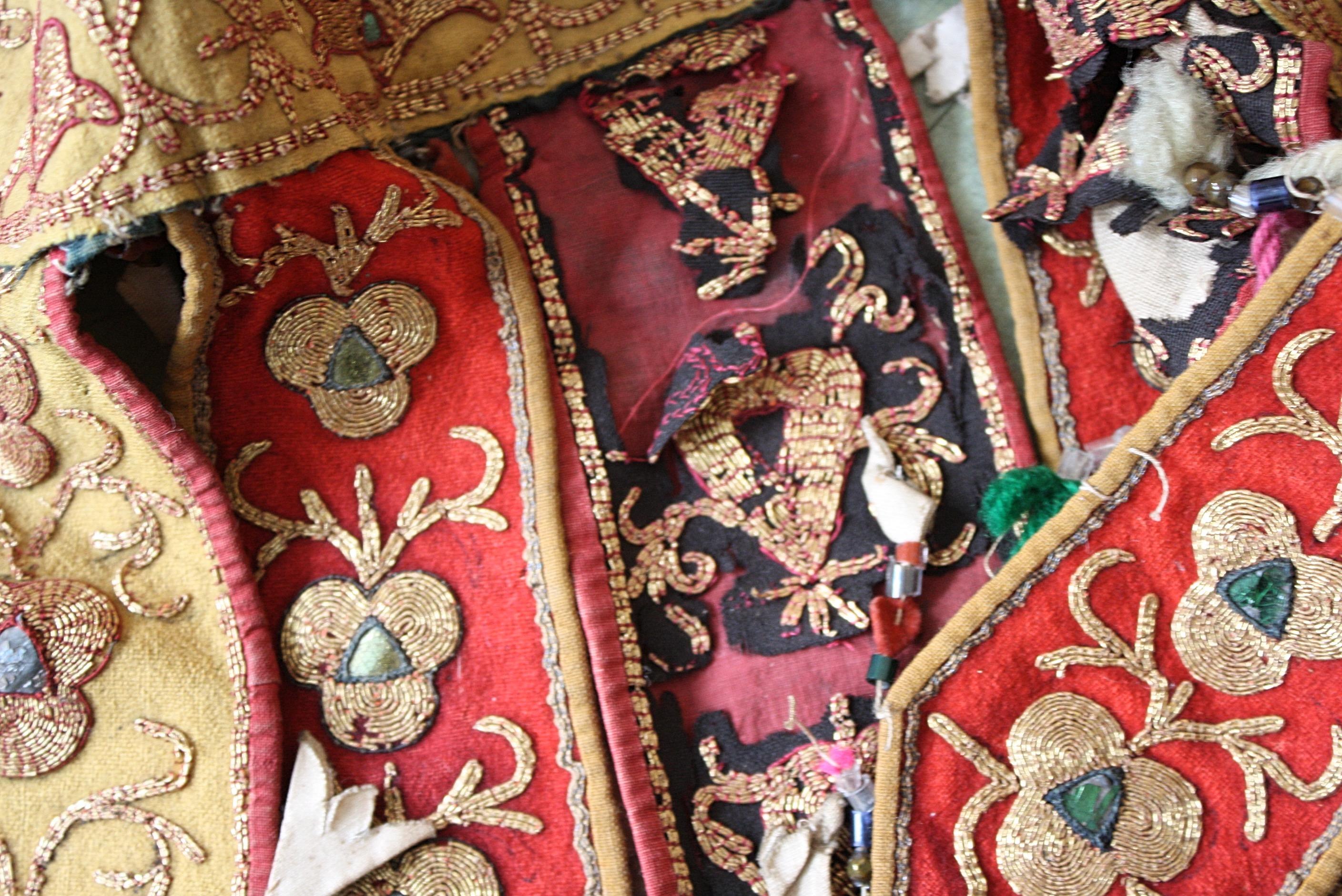 Paire de tapis de porte afghans du début du 20e siècle, ornés de bijoux et de fils d'or brodés  en vente 10
