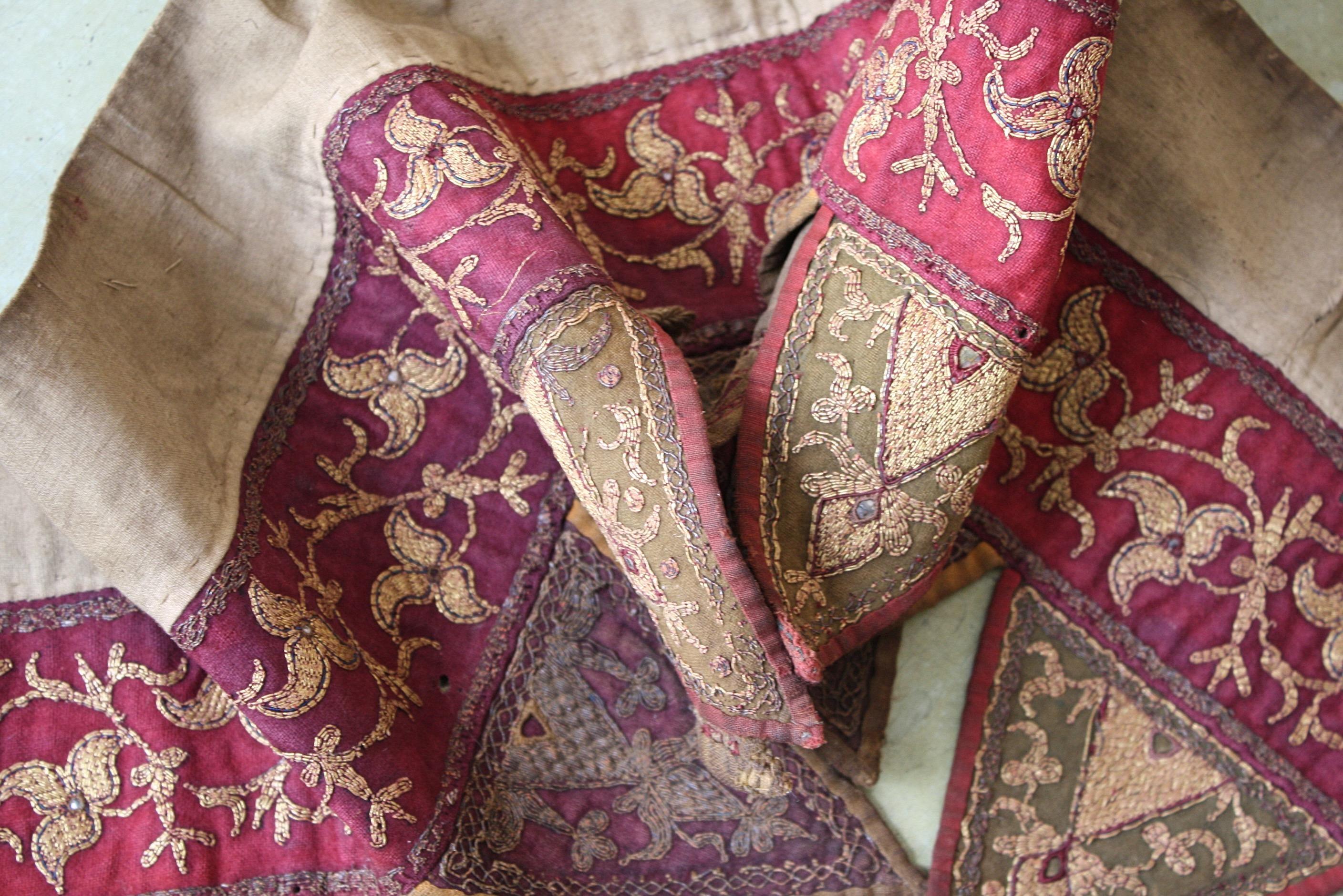 Paire de tapis de porte afghans du début du 20e siècle, ornés de bijoux et de fils d'or brodés  en vente 12