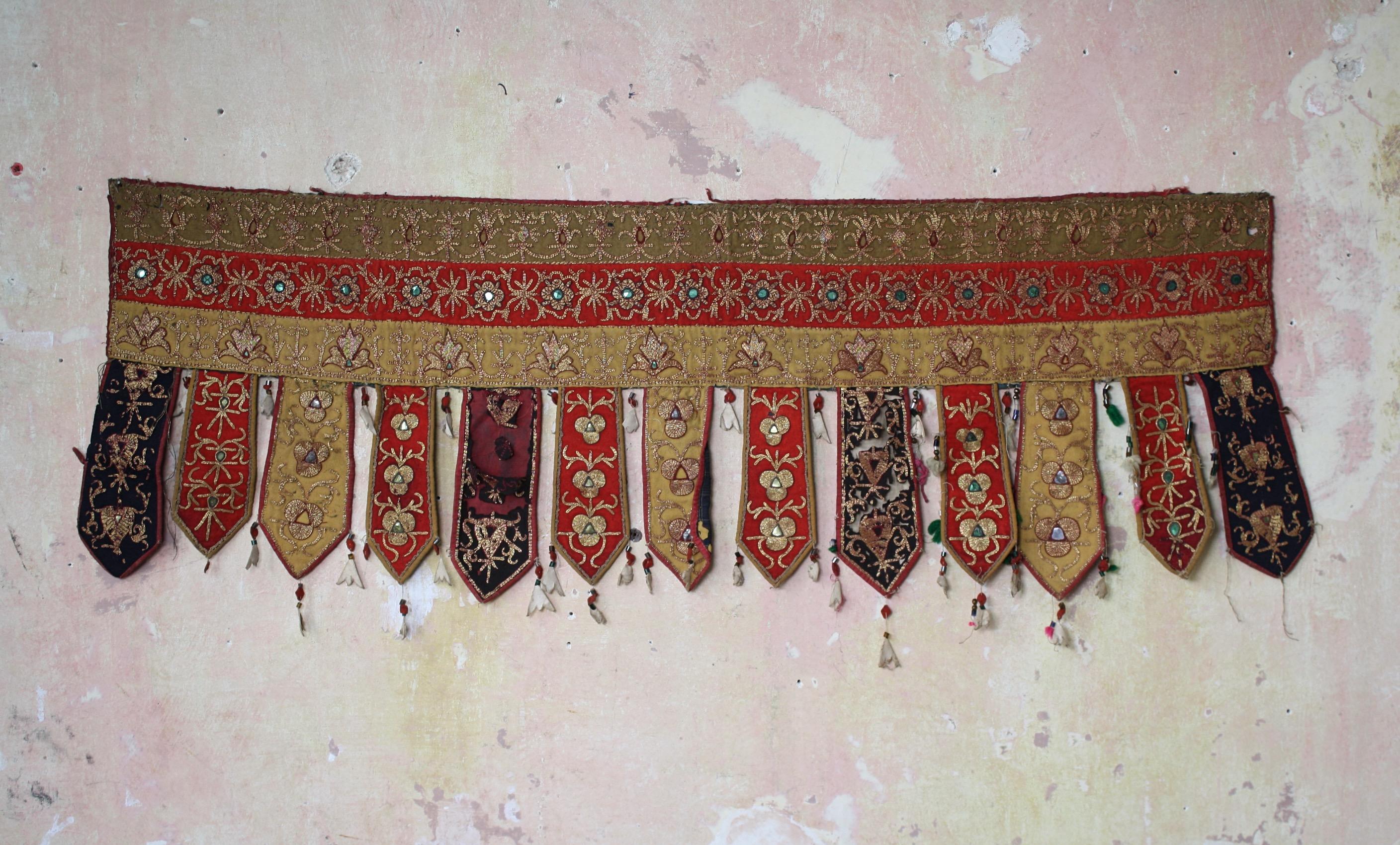 Asiatique Paire de tapis de porte afghans du début du 20e siècle, ornés de bijoux et de fils d'or brodés  en vente