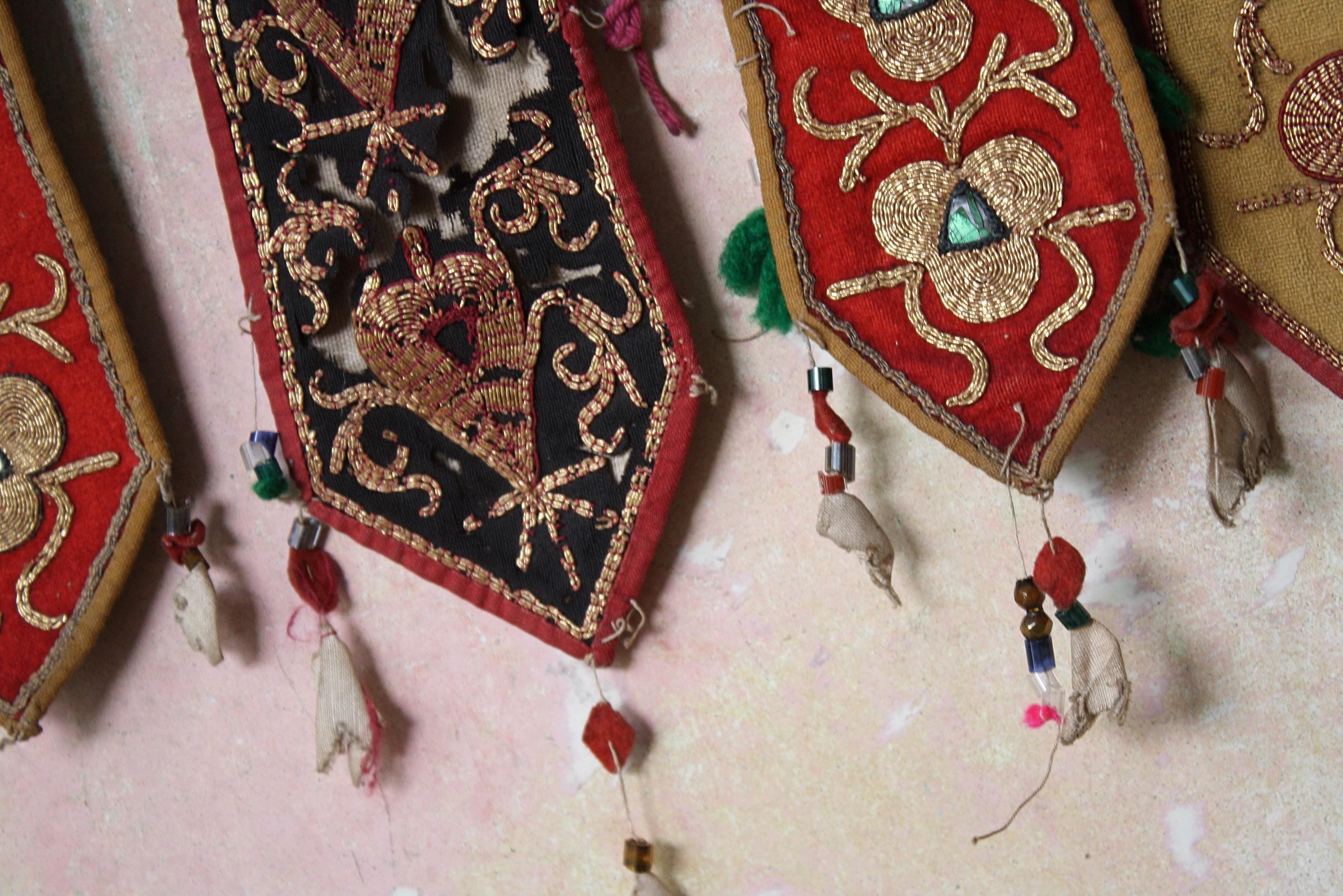 20ième siècle Paire de tapis de porte afghans du début du 20e siècle, ornés de bijoux et de fils d'or brodés  en vente