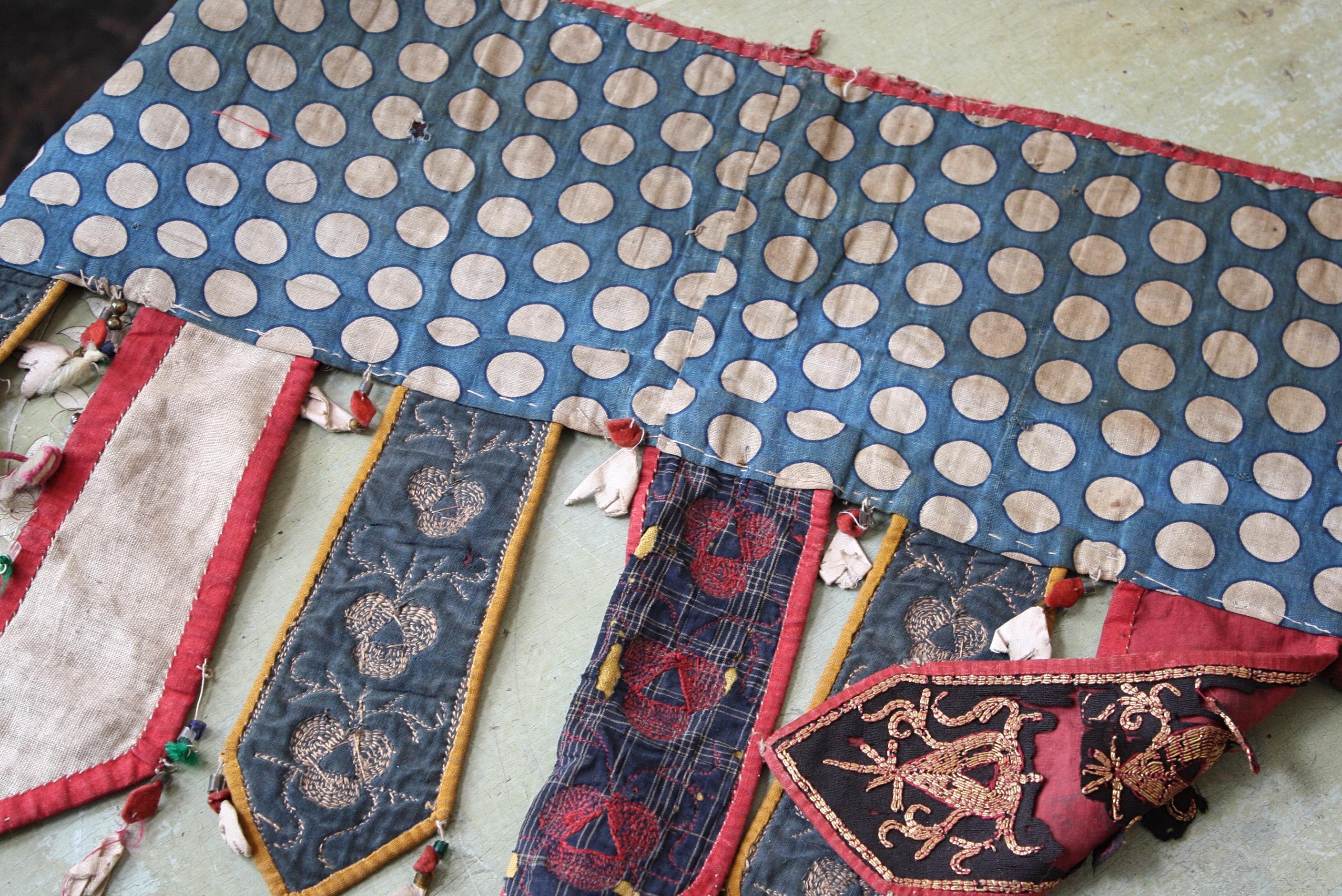 Paire de tapis de porte afghans du début du 20e siècle, ornés de bijoux et de fils d'or brodés  en vente 1