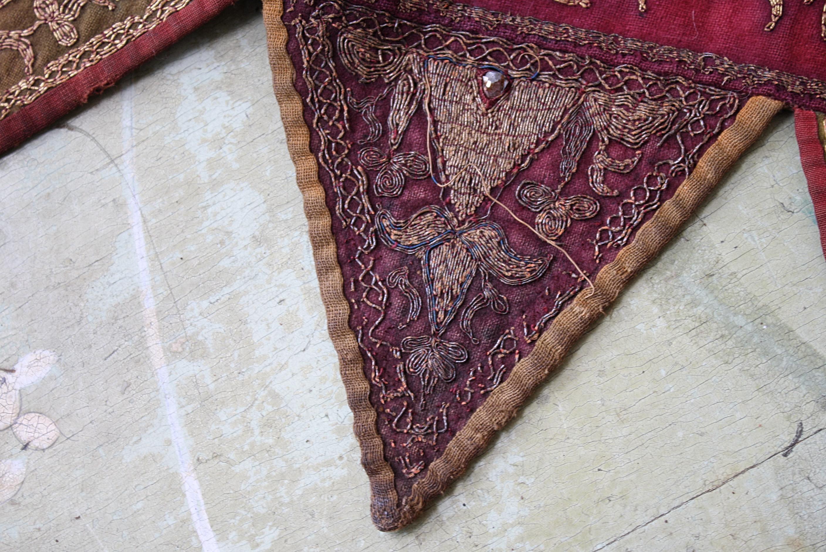 Paire de tapis de porte afghans du début du 20e siècle, ornés de bijoux et de fils d'or brodés  en vente 2
