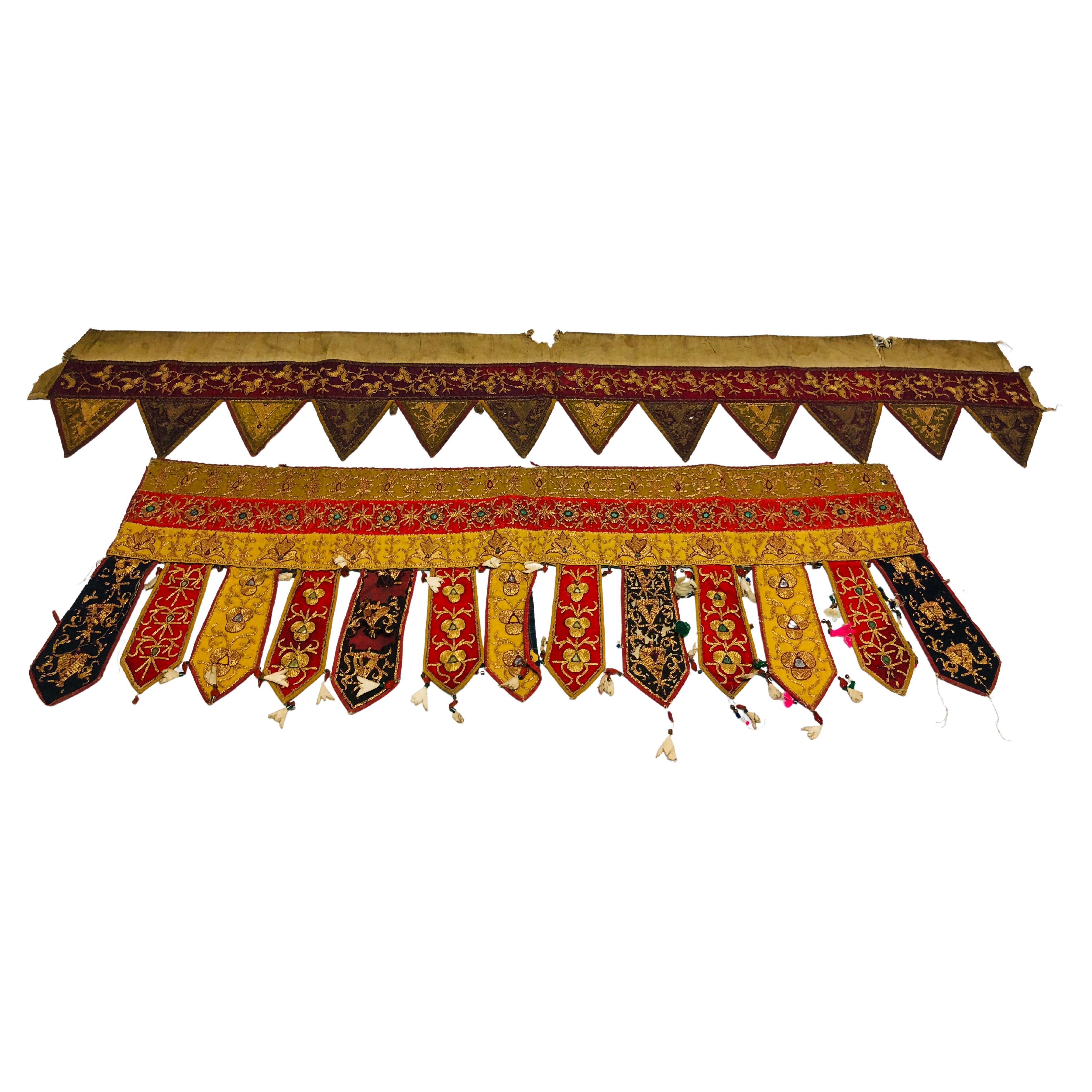 Paire de tapis de porte afghans du début du 20e siècle, ornés de bijoux et de fils d'or brodés 