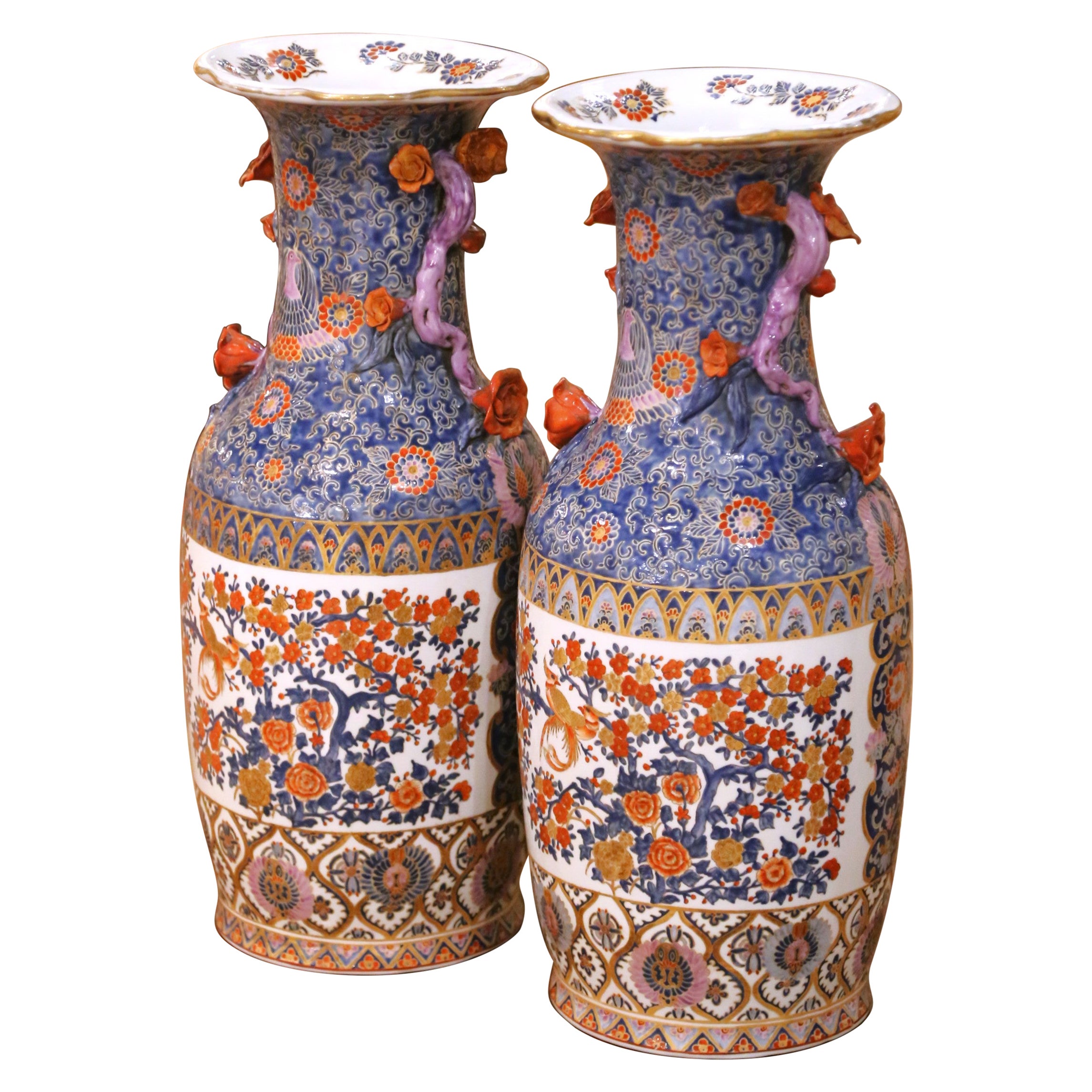 Pareja de jarrones asiáticos de porcelana Imari de principios del siglo XX con motivos florales y pájaros