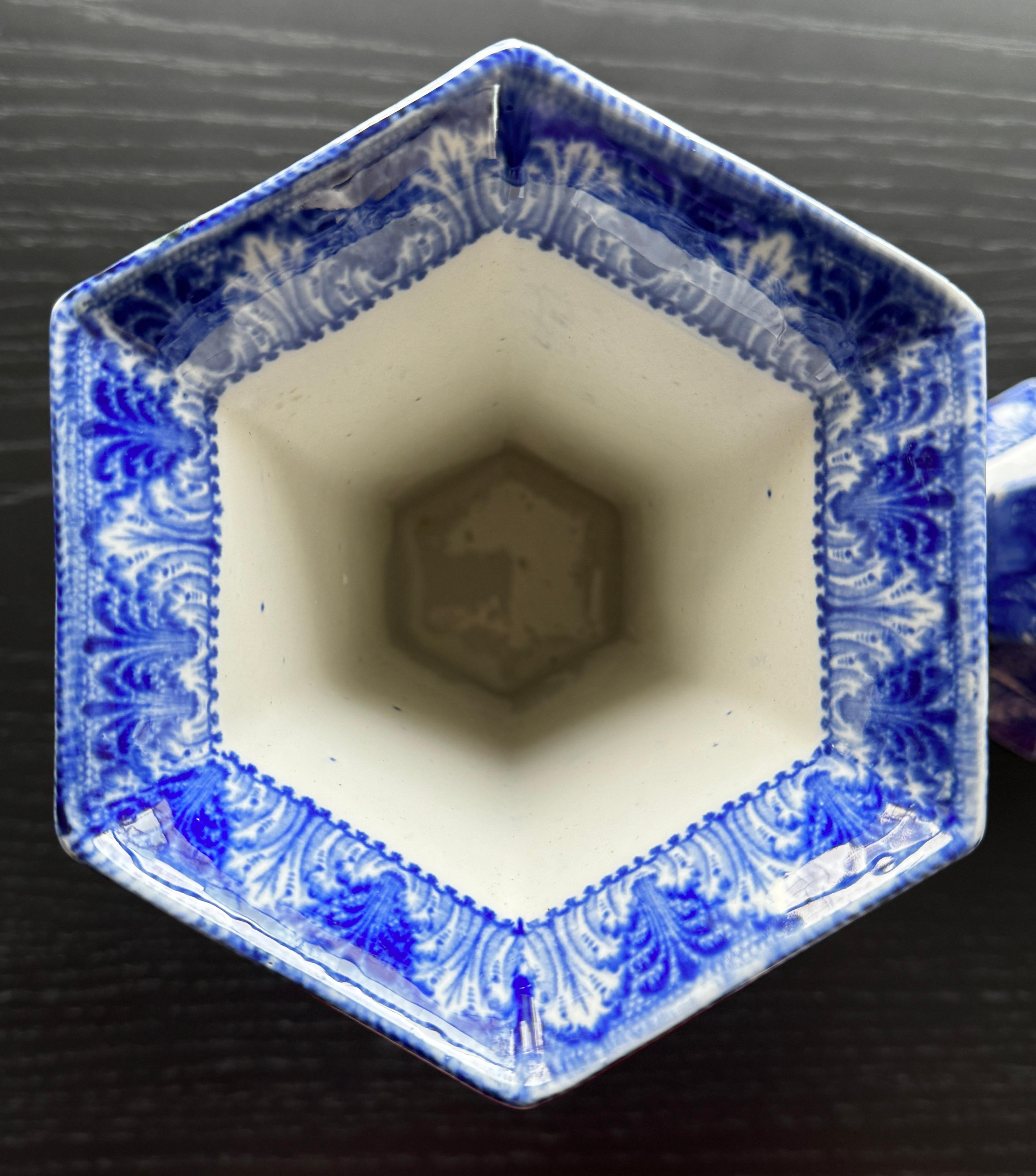 Paire de vases à six côtés en porcelaine de transfert bleue et blanche de Cauldon, du début du 20e siècle

5