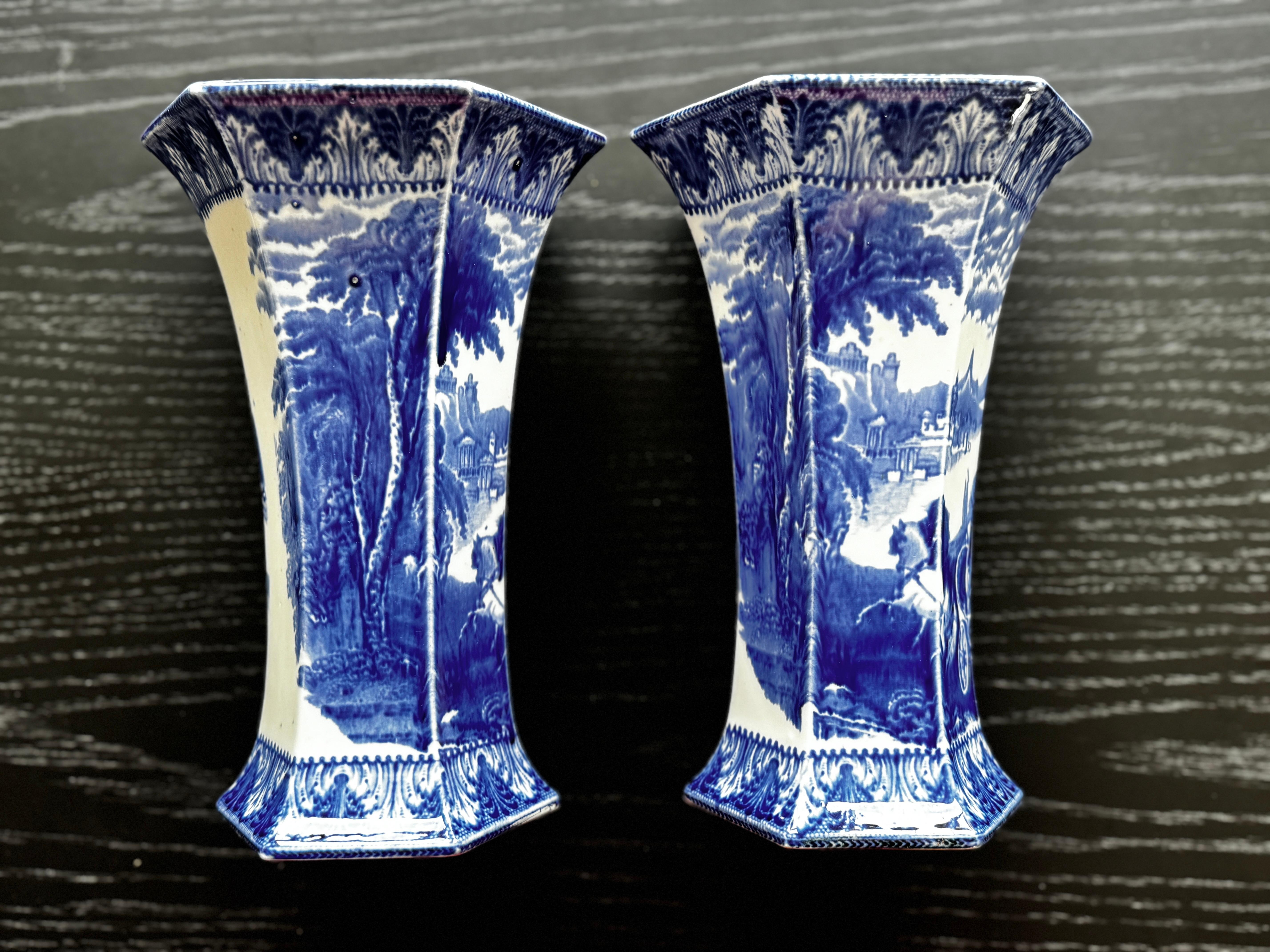 Paire d'A.I.C. du début du 20e siècle. Vases à six faces en verre à transfert bleu et blanc de Cauldon (Angleterre) Bon état - En vente à San Francisco, CA