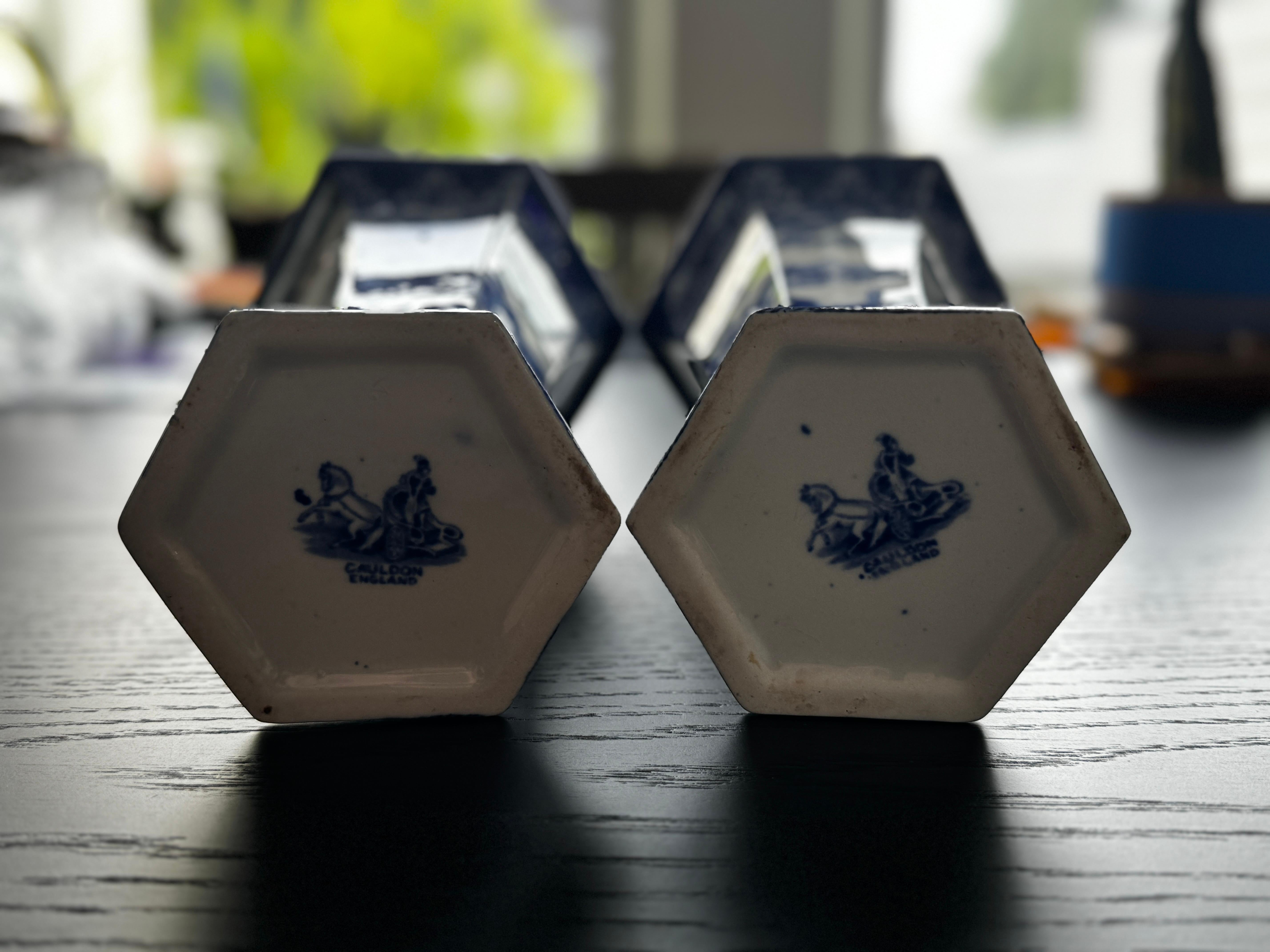 Porcelaine Paire d'A.I.C. du début du 20e siècle. Vases à six faces en verre à transfert bleu et blanc de Cauldon (Angleterre) en vente