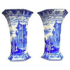 Coppia di oggetti dell'inizio del XX secolo. Vasi trasferibili a sei facce Cauldon English Blue & White