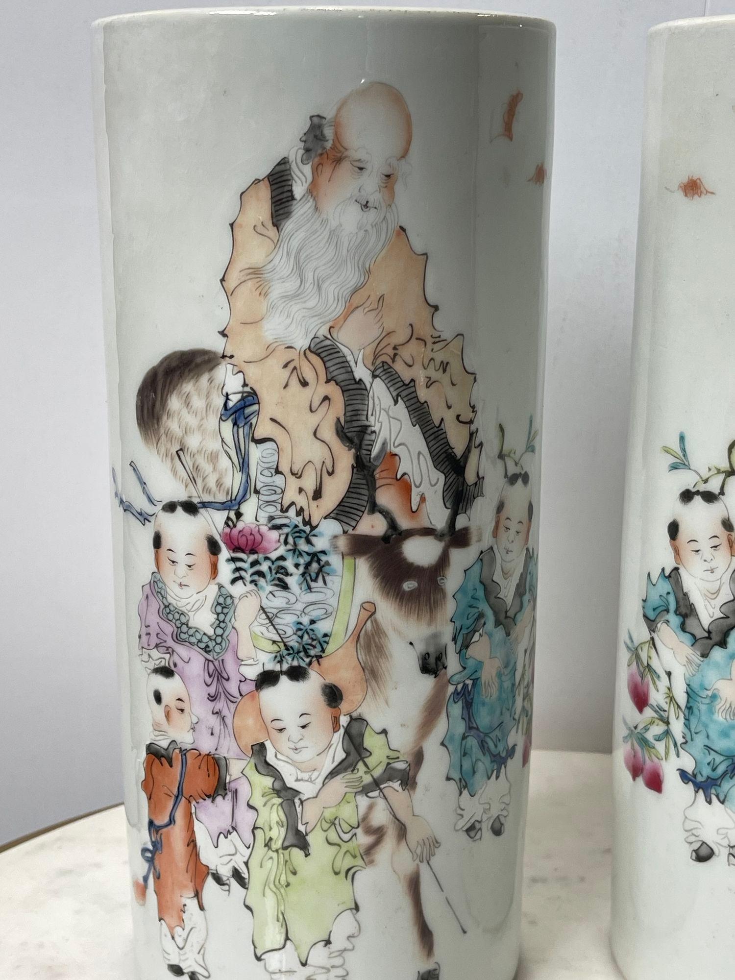 Una raffinata coppia di cappelliere in porcellana cinese risalenti all'inizio del XX secolo, con iscrizioni calligrafiche splendidamente dipinte. Questi eleganti supporti riflettono la maestria e le tradizioni culturali del loro tempo, combinando