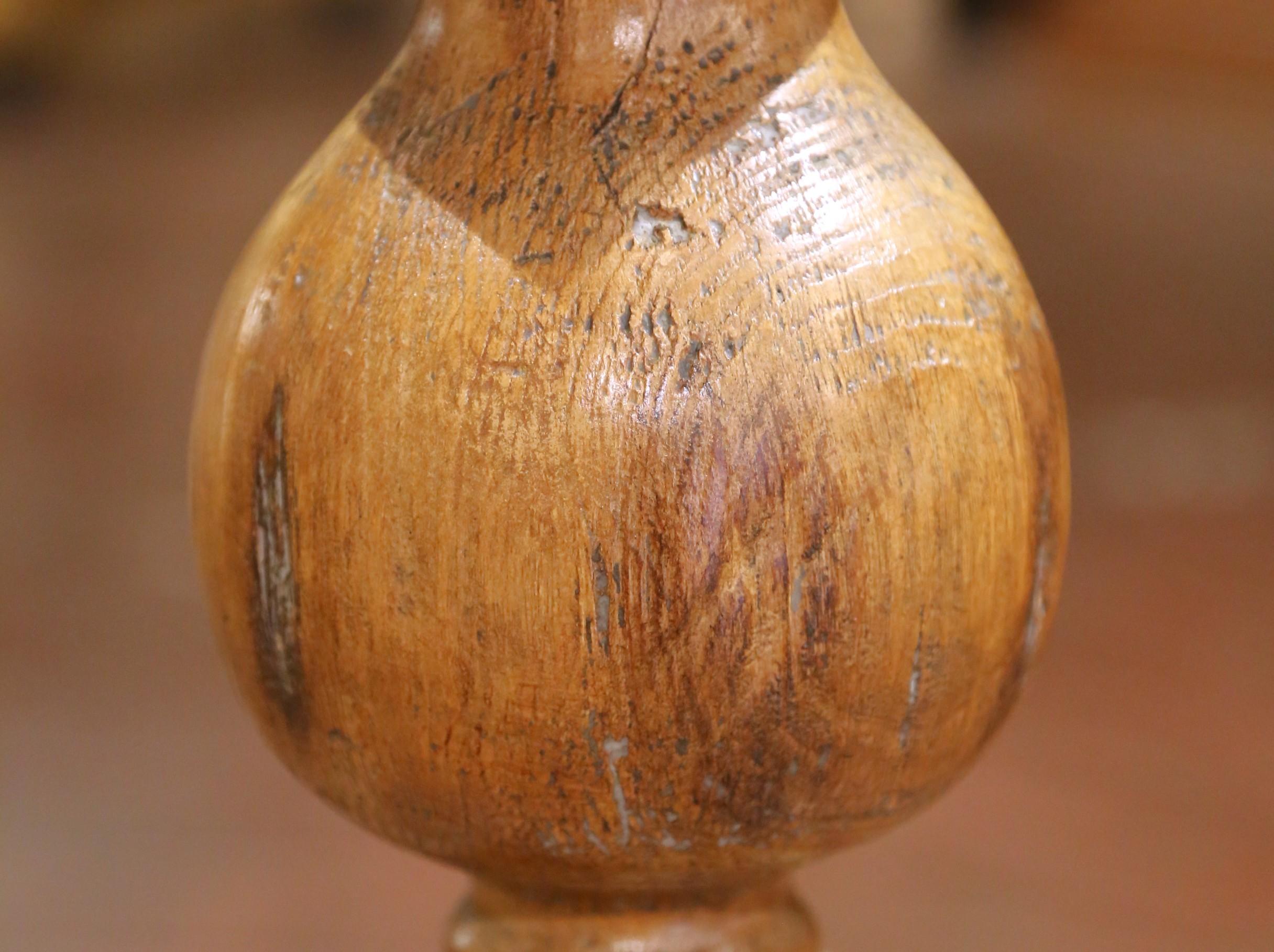 Paire de chandeliers en Oak gothique français du début du C.C. sur des bases en pierre sculptées en vente 2