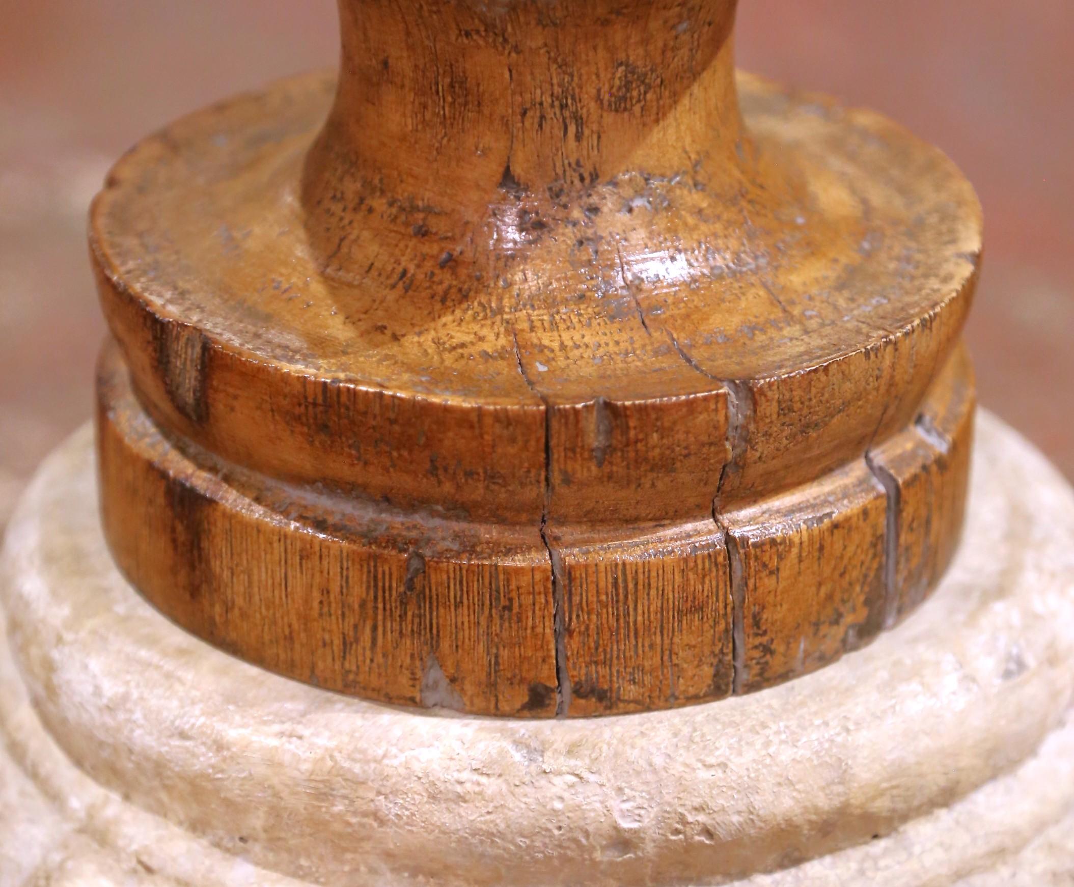 Paire de chandeliers en Oak gothique français du début du C.C. sur des bases en pierre sculptées en vente 3