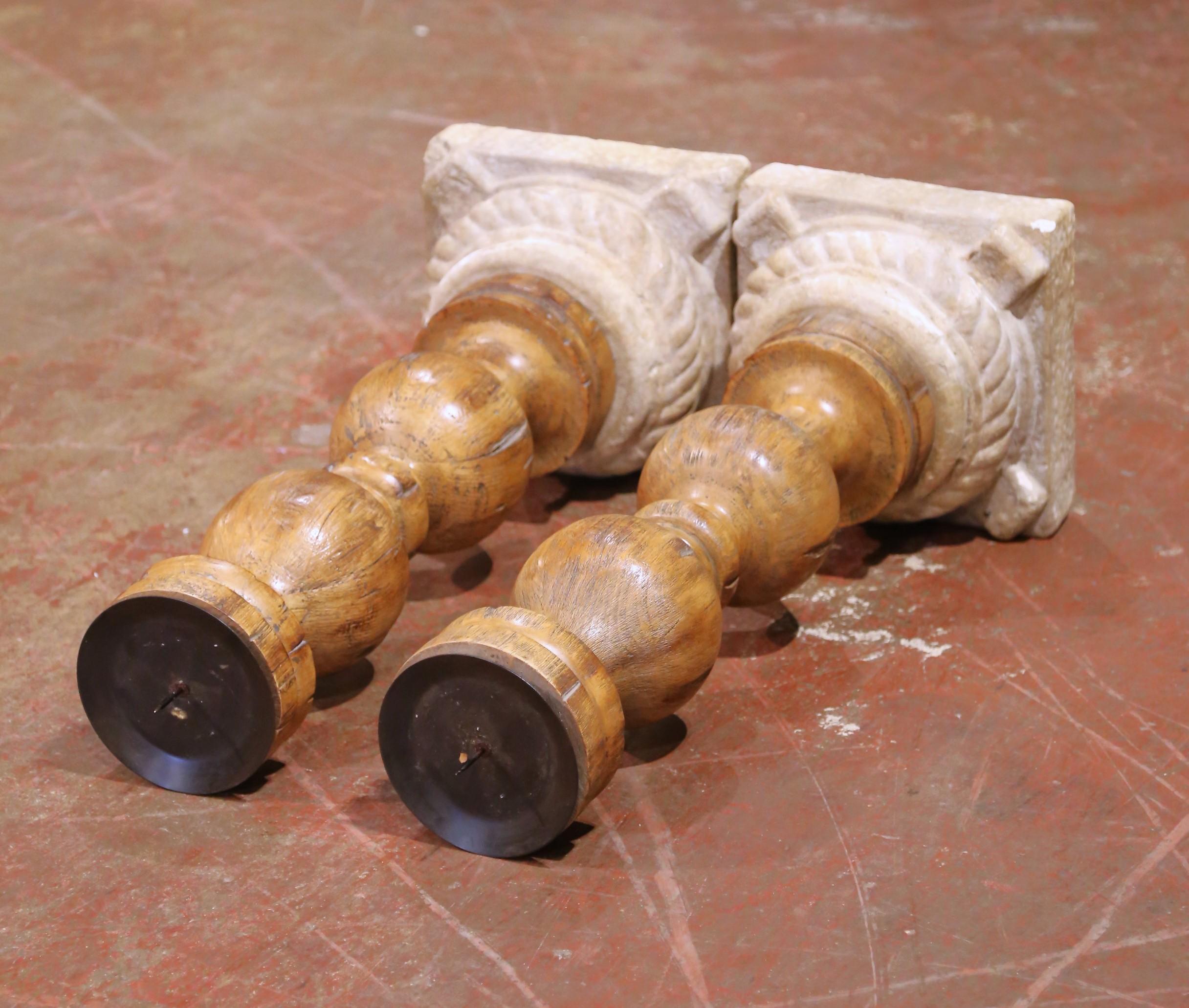 Paire de chandeliers en Oak gothique français du début du C.C. sur des bases en pierre sculptées en vente 4