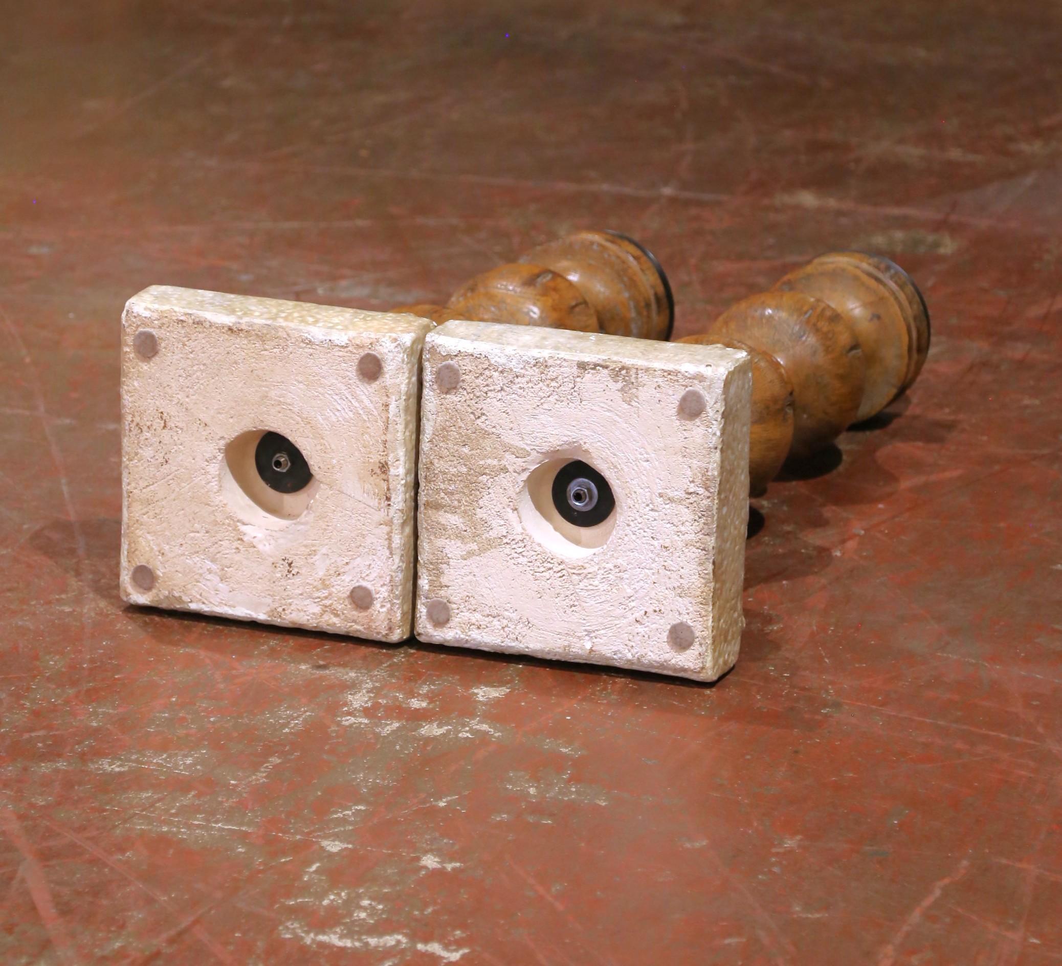 Paire de chandeliers en Oak gothique français du début du C.C. sur des bases en pierre sculptées en vente 5