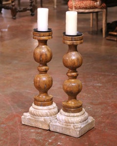 Paire de chandeliers en Oak gothique français du début du C.C. sur des bases en pierre sculptées