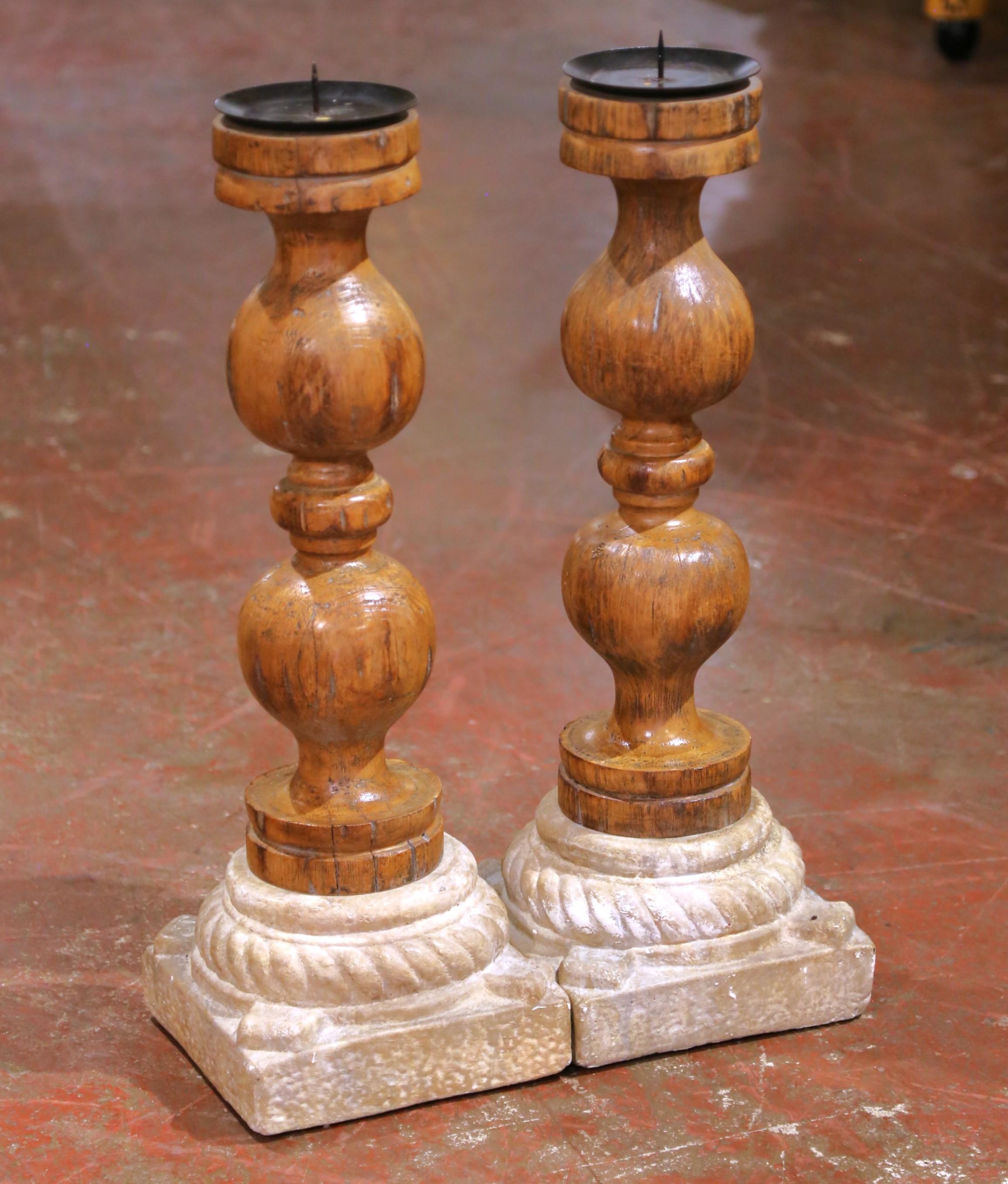 Néo-gothique Paire de chandeliers en Oak gothique français du début du C.C. sur des bases en pierre sculptées en vente