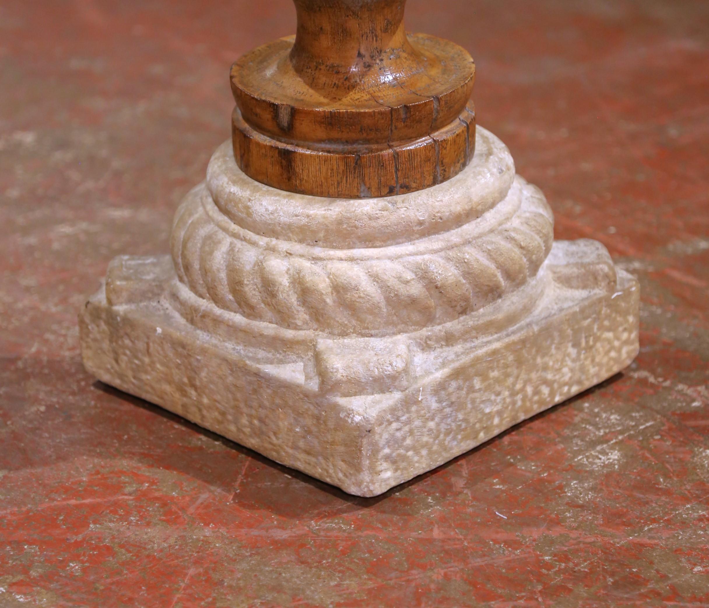 Sculpté à la main Paire de chandeliers en Oak gothique français du début du C.C. sur des bases en pierre sculptées en vente