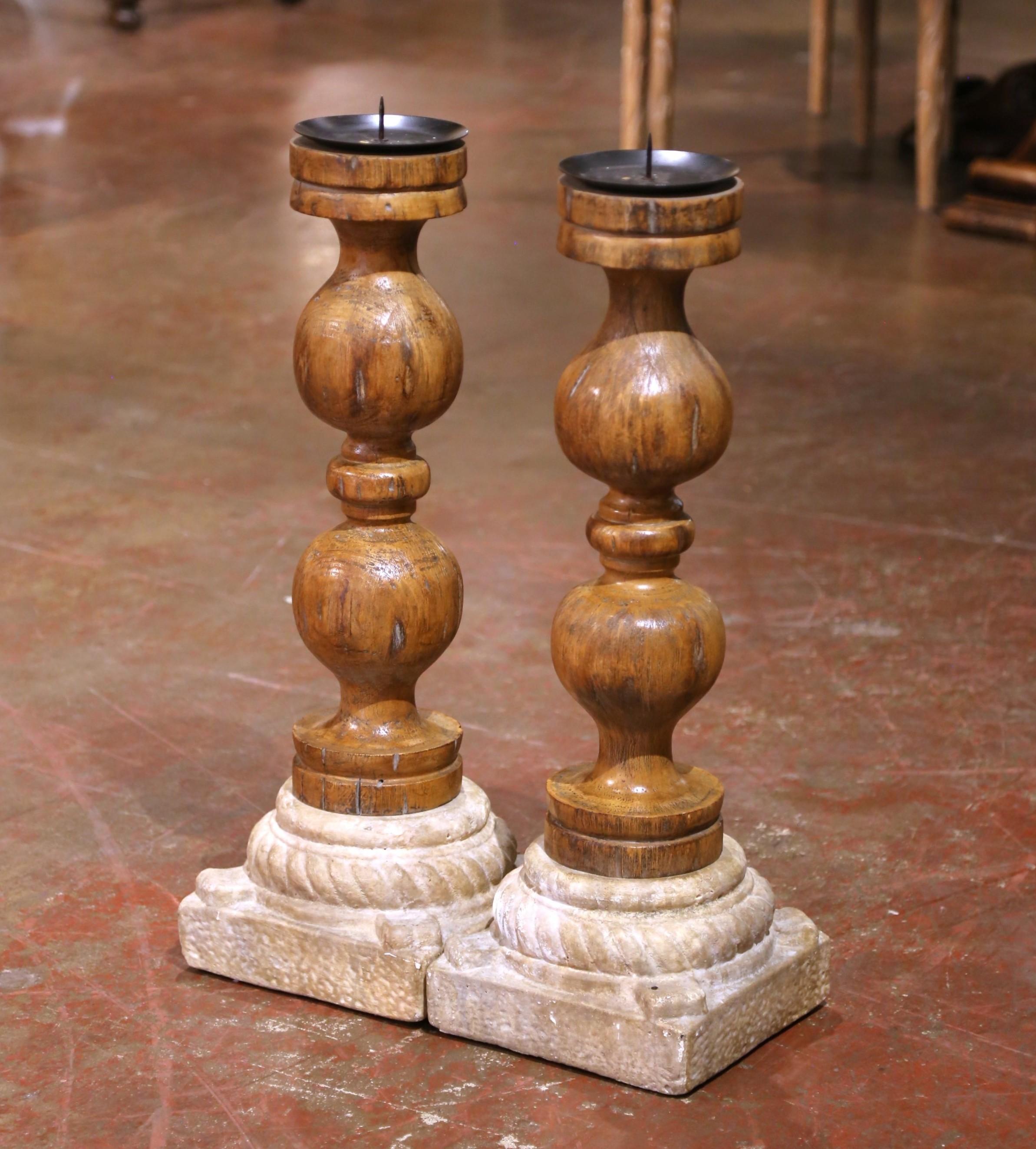 Paire de chandeliers en Oak gothique français du début du C.C. sur des bases en pierre sculptées Excellent état - En vente à Dallas, TX