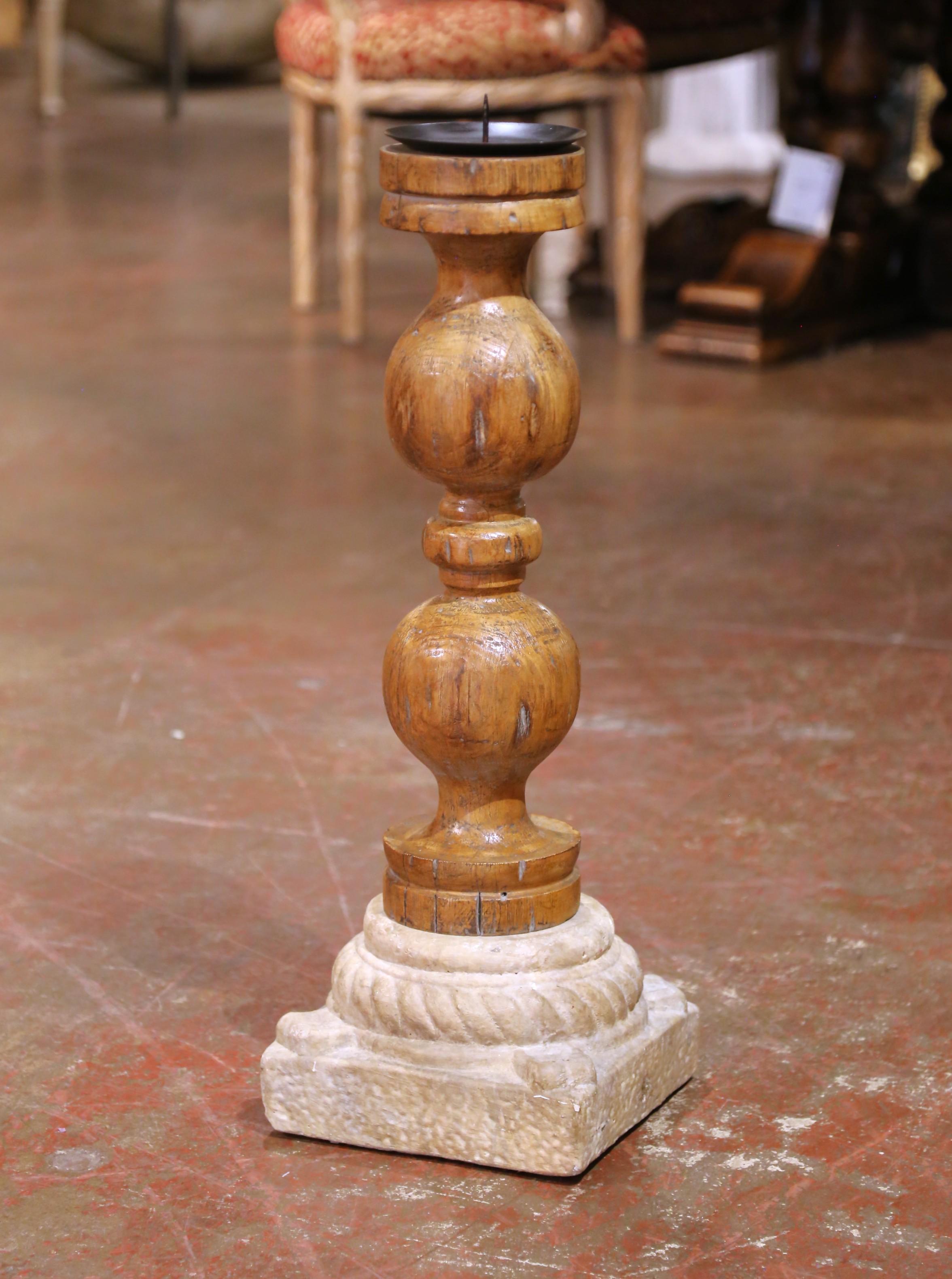 20ième siècle Paire de chandeliers en Oak gothique français du début du C.C. sur des bases en pierre sculptées en vente