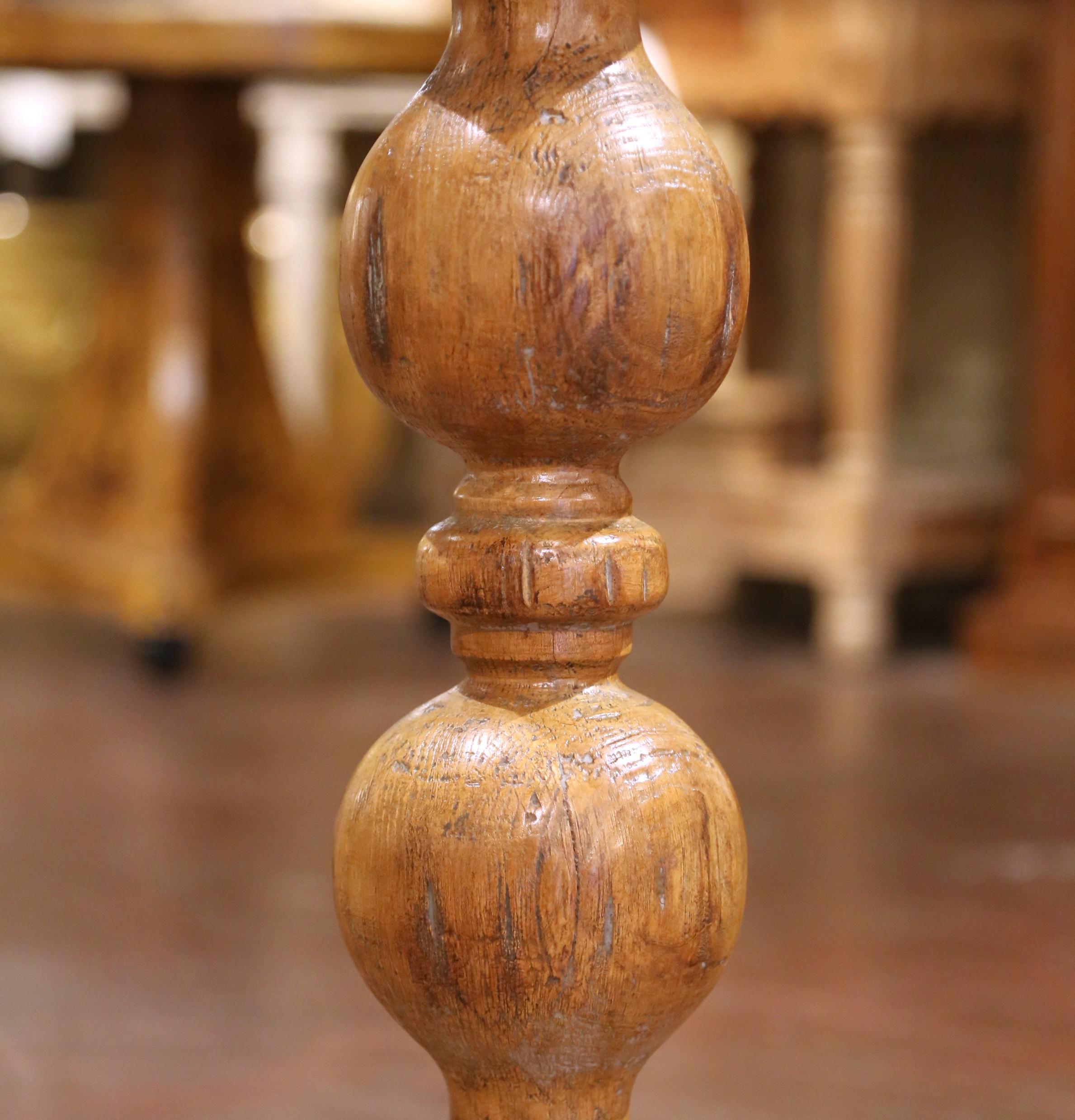 Pierre Paire de chandeliers en Oak gothique français du début du C.C. sur des bases en pierre sculptées en vente