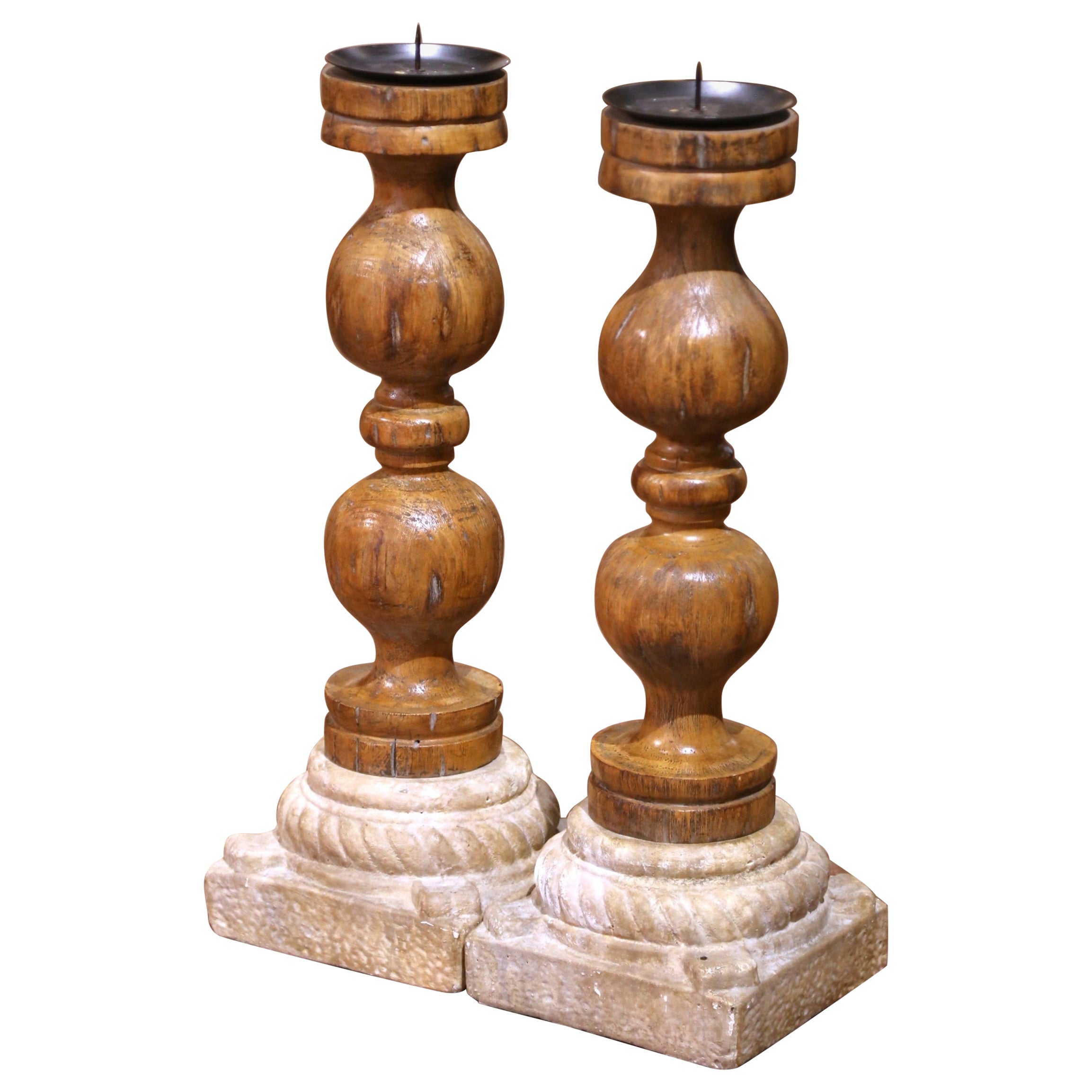 Paire de chandeliers en Oak gothique français du début du C.C. sur des bases en pierre sculptées en vente