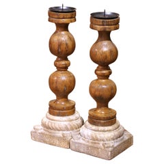 Paire de chandeliers en Oak gothique français du début du C.C. sur des bases en pierre sculptées