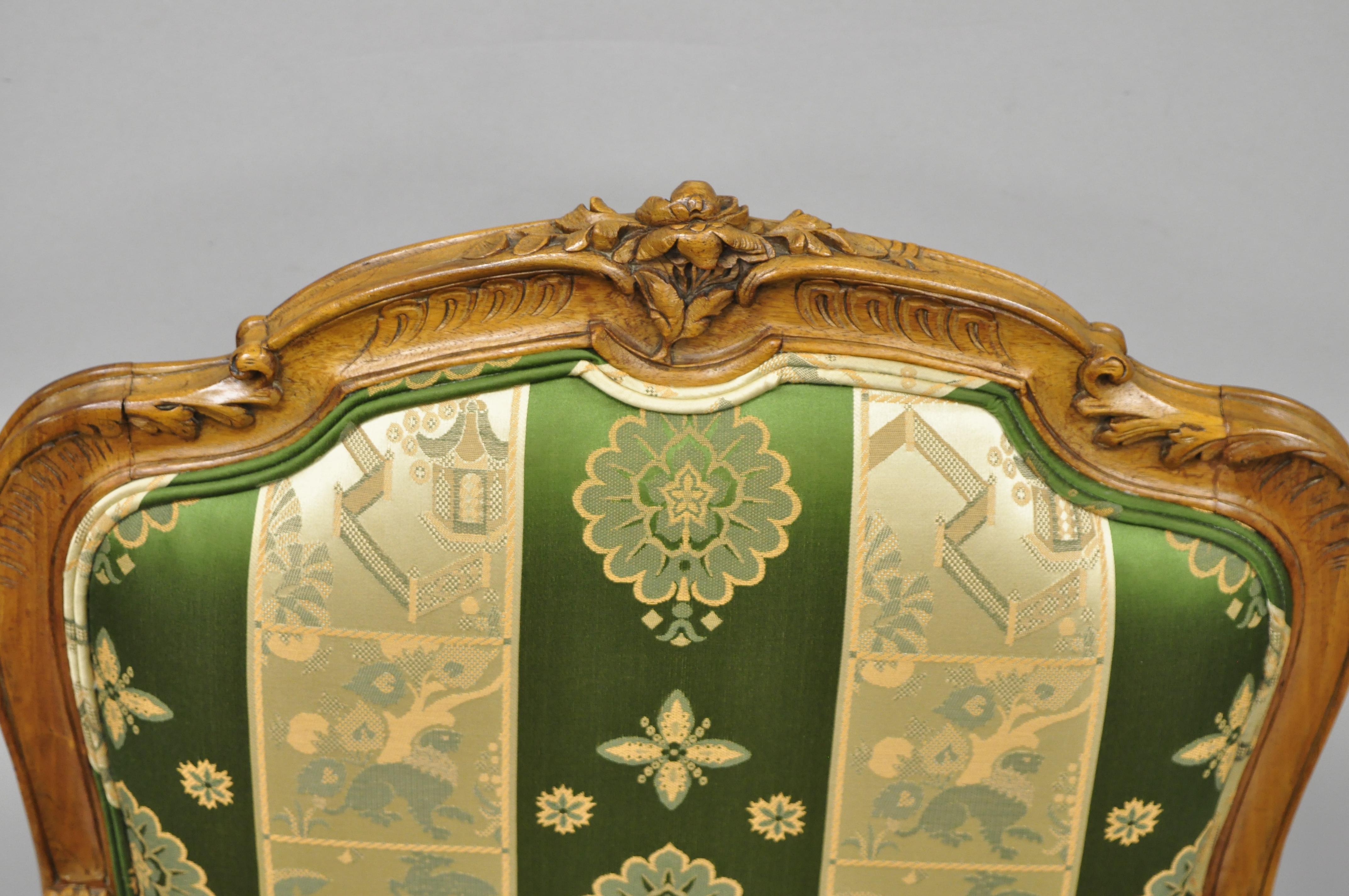Paar französische Fauteuil-Sessel im Louis-XV-Stil aus cremefarbenem und goldenem Nussbaumholz im Zustand „Gut“ im Angebot in Philadelphia, PA