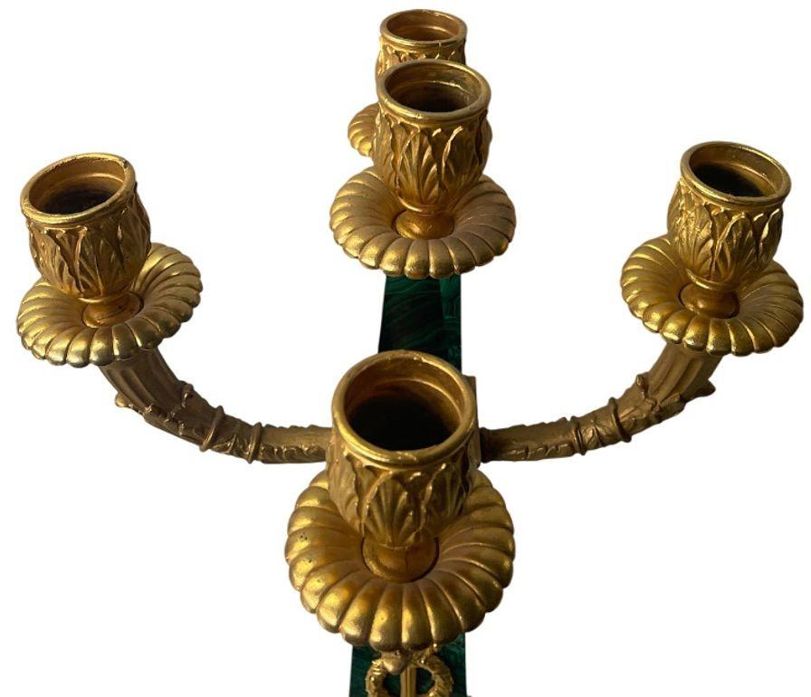 Pareja de candelabros franceses de malaquita de principios del siglo XX con detalles de bronce dorado. Francés en venta