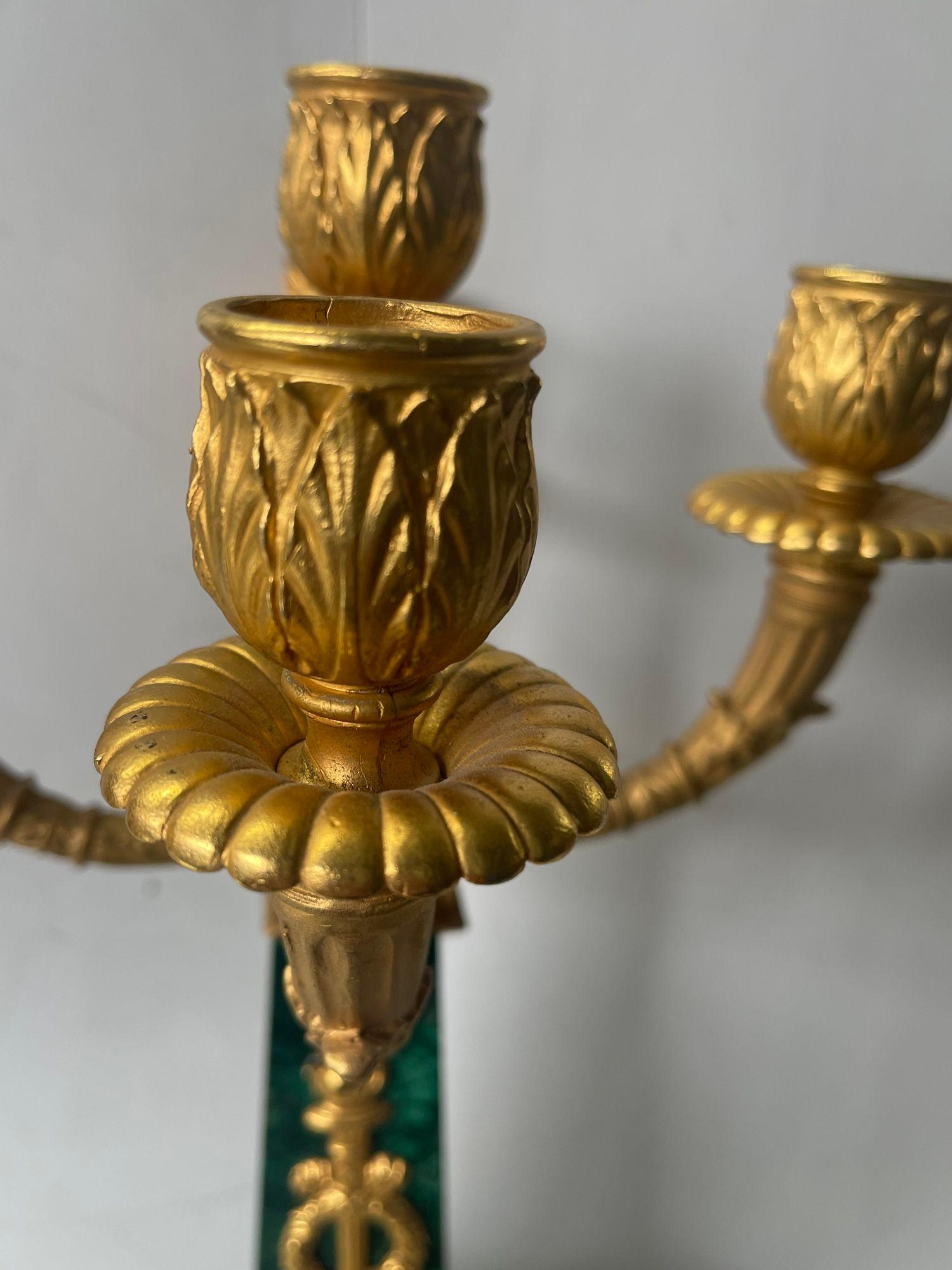 Pareja de candelabros franceses de malaquita de principios del siglo XX con detalles de bronce dorado. en Bueno estado para la venta en Los Angeles, CA