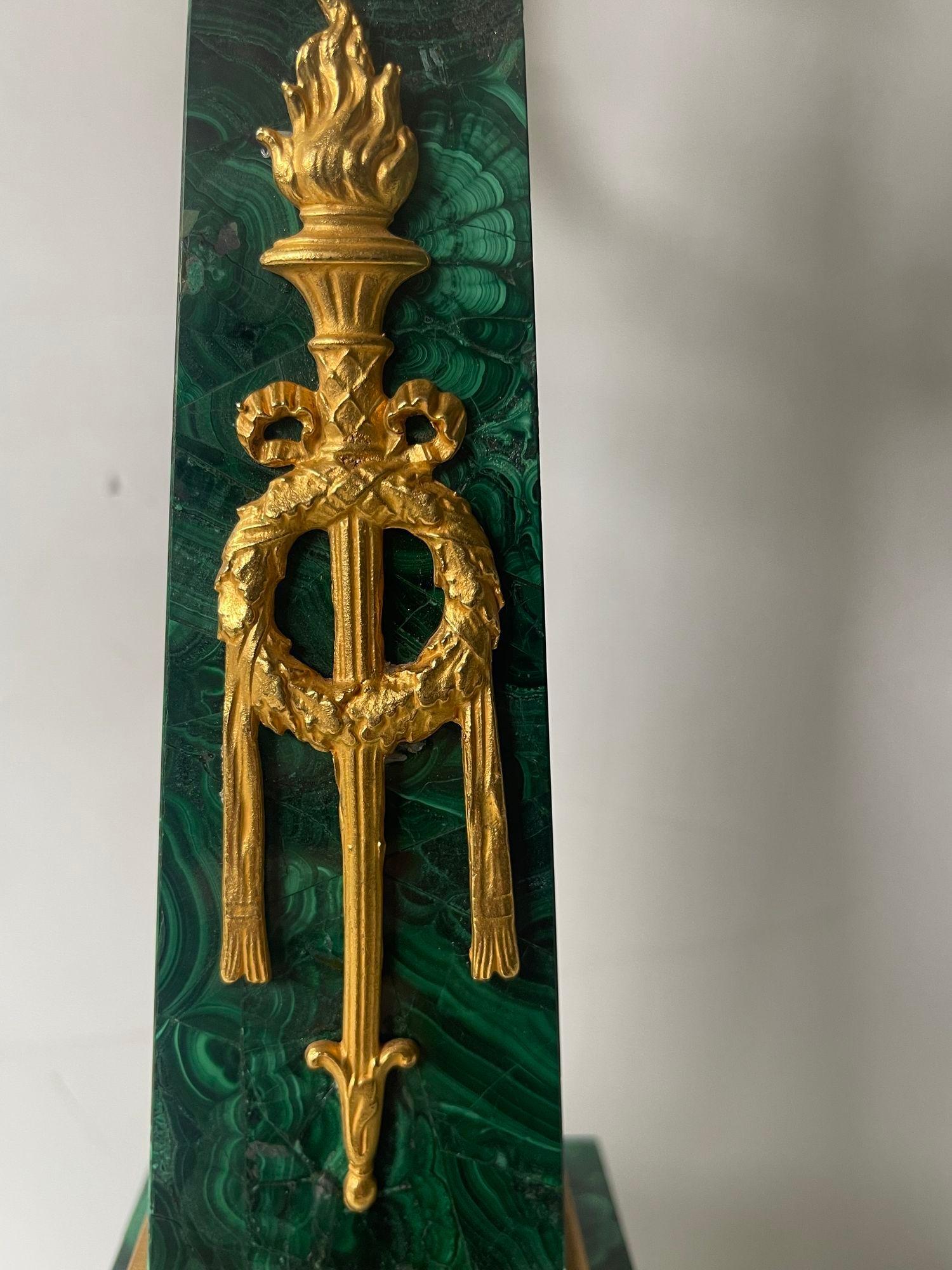 Pareja de candelabros franceses de malaquita de principios del siglo XX con detalles de bronce dorado. Malaquita en venta