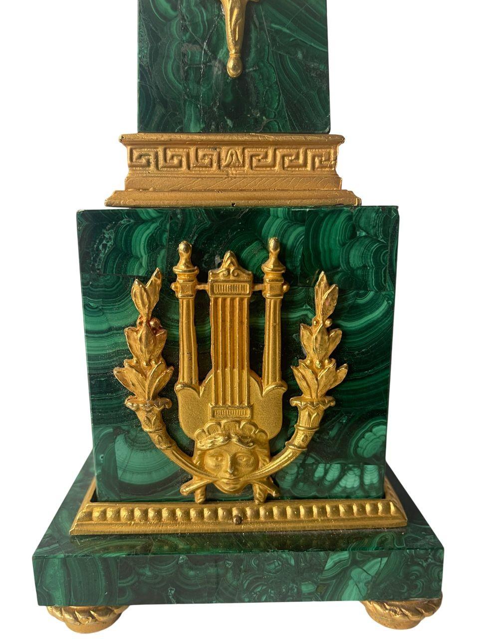 Pareja de candelabros franceses de malaquita de principios del siglo XX con detalles de bronce dorado. en venta 1