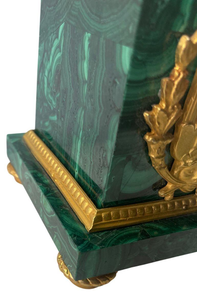 Pareja de candelabros franceses de malaquita de principios del siglo XX con detalles de bronce dorado. en venta 2