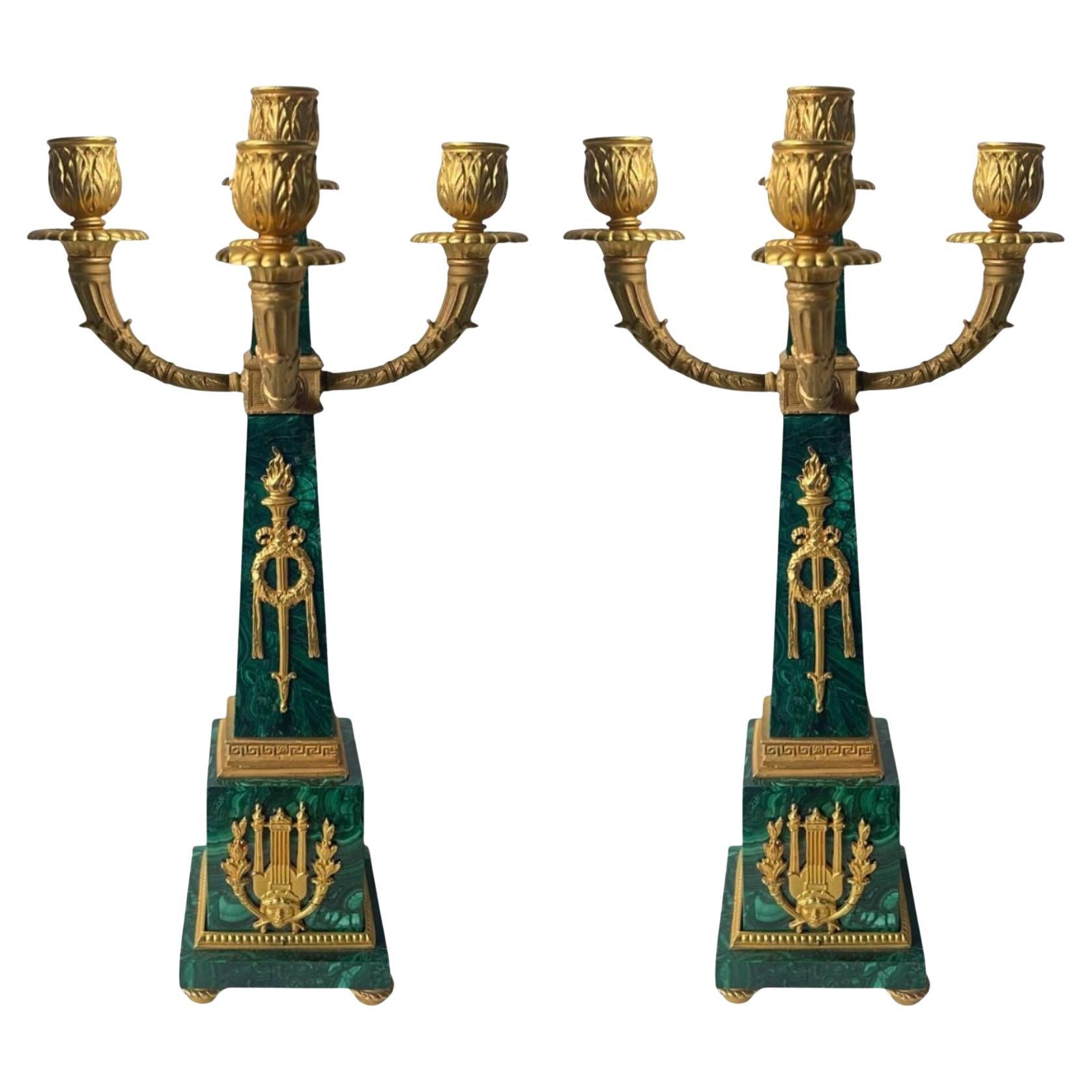 Coppia di candelabri in malachite francese dei primi del Novecento con dettagli in bronzo dorato.