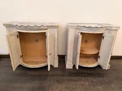 Paire de vasques en marbre français du début du C.I.C. sur des meubles-lavabos peints sur mesure