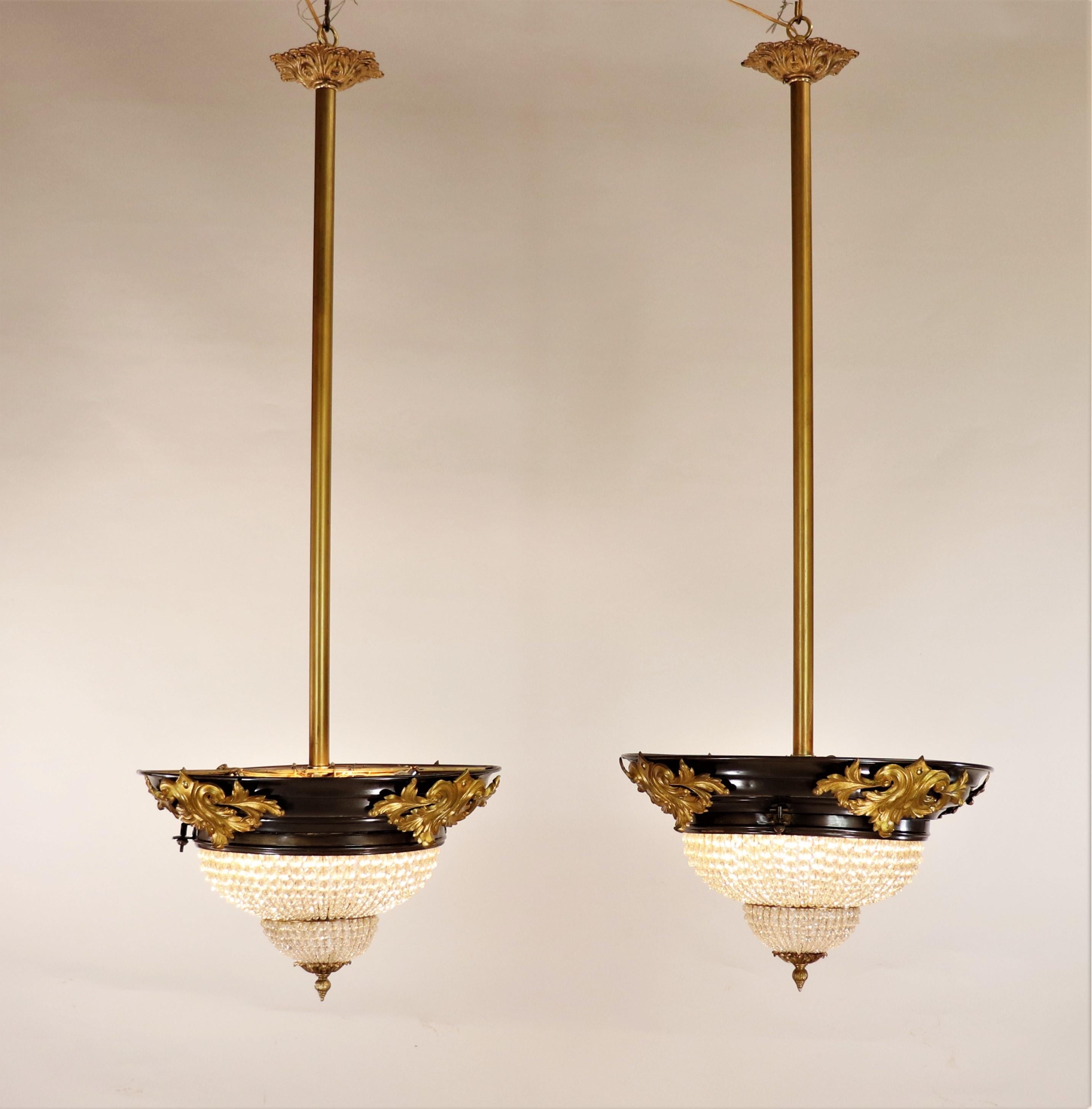 Utilizzando come ispirazione vari design degli antichi greci e romani, lo stile neoclassico di questa coppia di lampade a sospensione è elegante e sofisticato, con elementi più classici e linee più dritte. 

Il bordo della ciotola con perline di