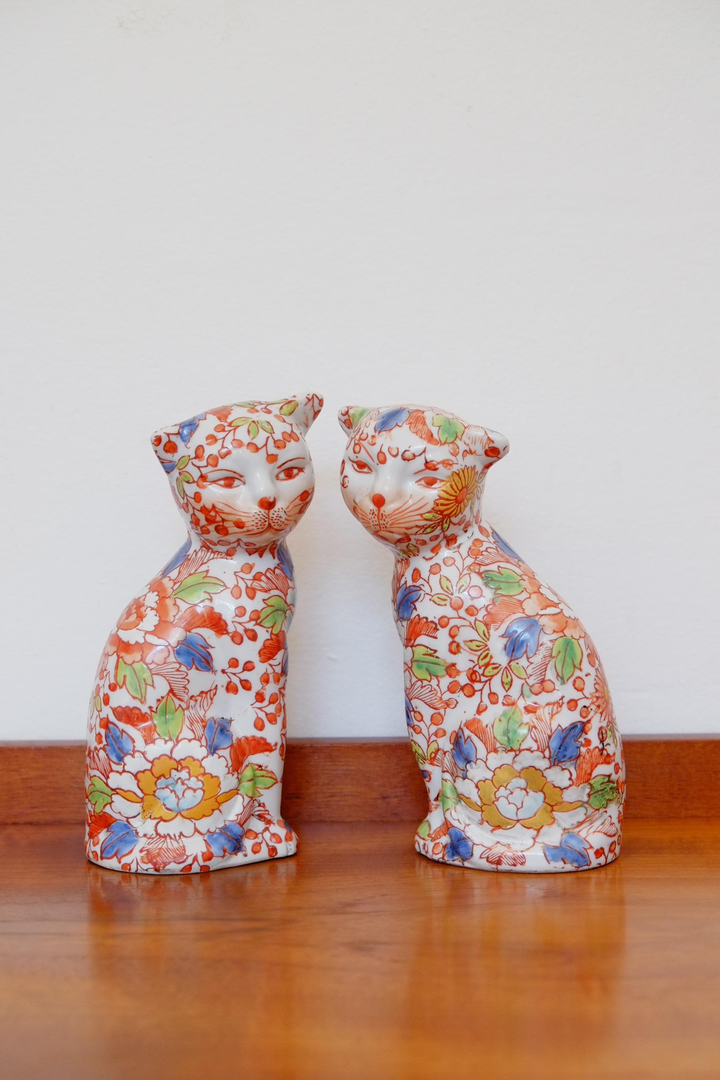 Une belle paire de chats en porcelaine Imari. Originaire du Japon et datant des années 1920. 

Cette paire de chats a un caractère adorable, avec de légères différences dues à la finition de l'émail imprimé à la main. Ils ont des tailles légèrement