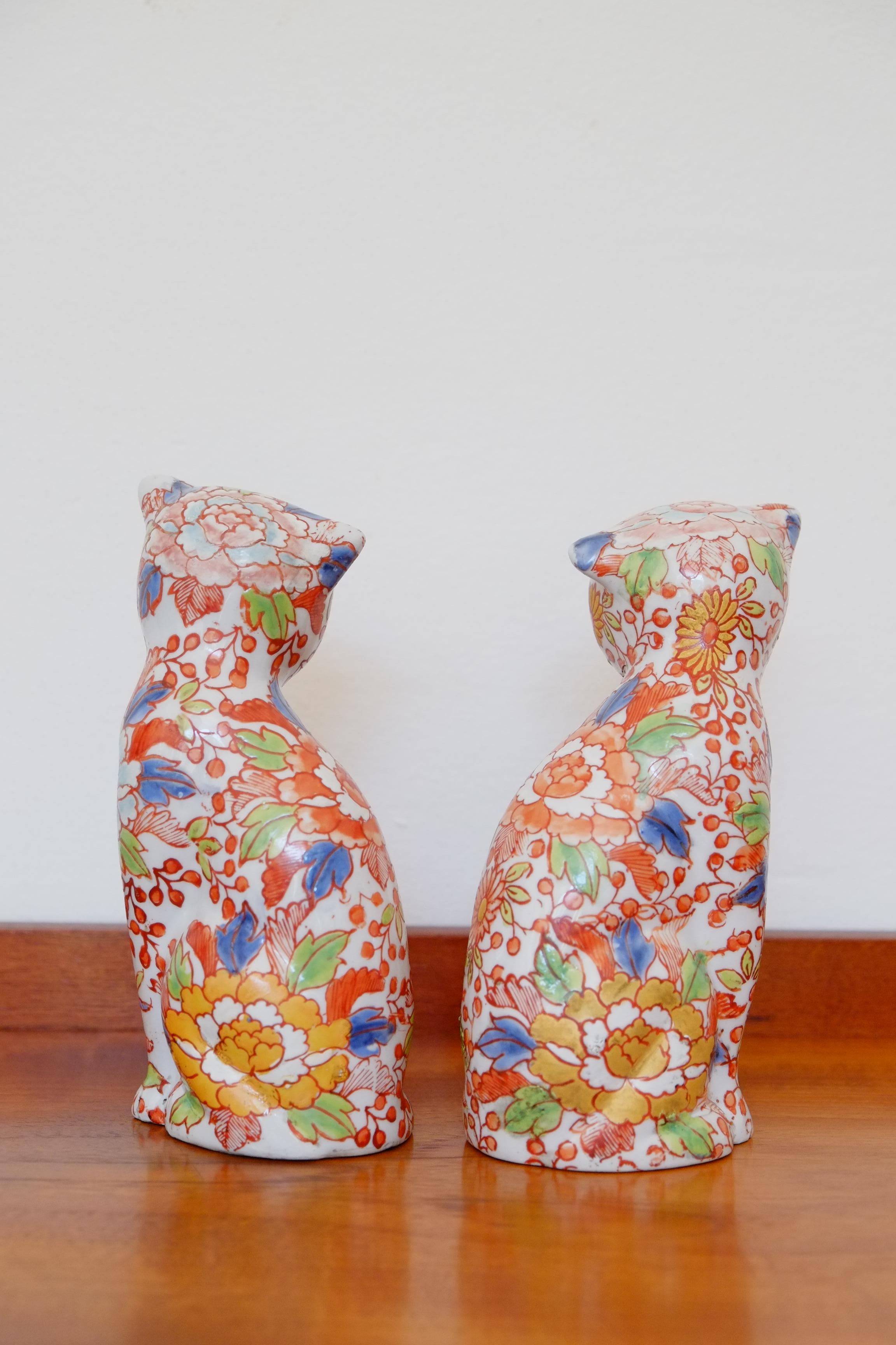 Pareja de relojes de principios del s. XX Esculturas de Gatos Adorables de Porcelana Imari Japonesa, Firmadas Japonés