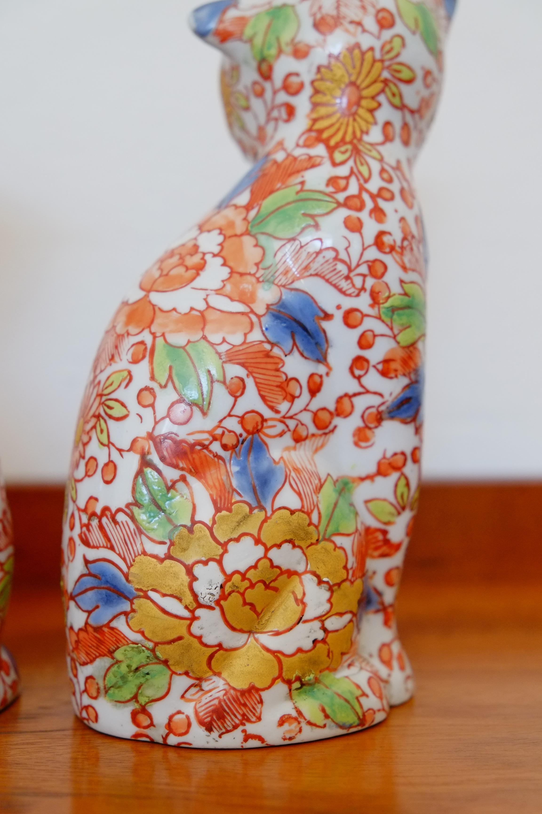 Paire d'A.I.C. du début du 20e siècle. Sculptures de chats adorables en porcelaine Imari japonaise, signées Bon état - En vente à Leicester, GB