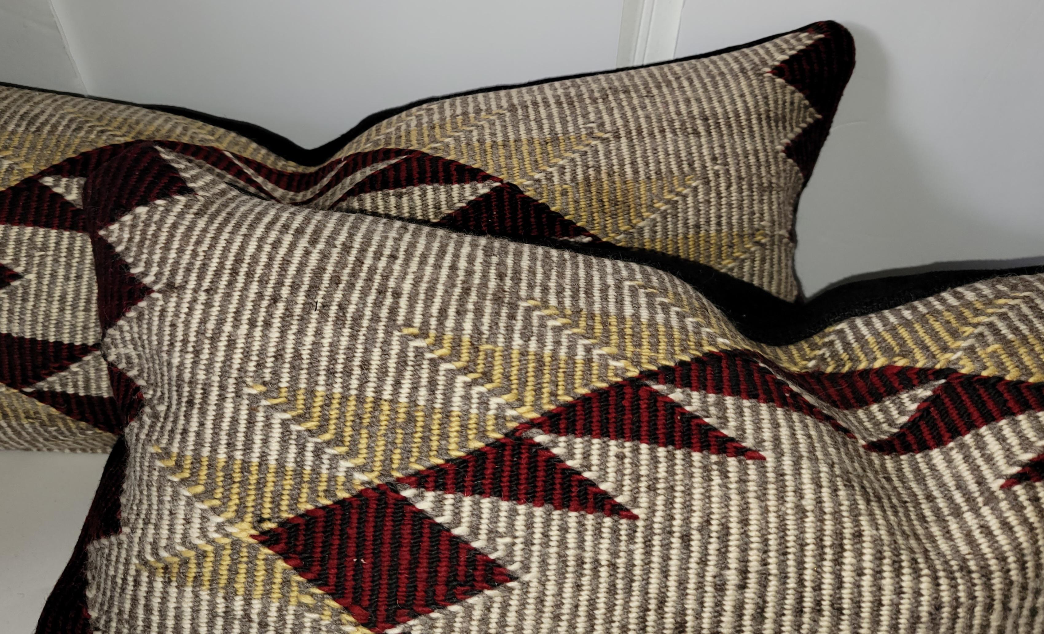 Pareja de preciosas almohadas Navajo Eye Dazzler de principios del siglo XX Inserciones nuevas de plumas y plumón.